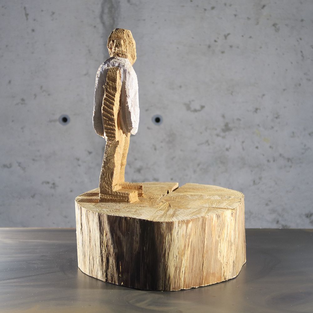 Holzskulptur Big Pretender Anhalter expressiv mit der Kettensäge geschnitzt figurativeart