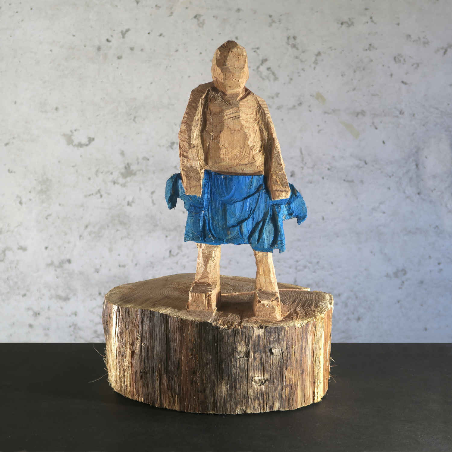Holzskulptur Honey Anhalter expressiv mit der Kettensäge geschnitzt figurativeart