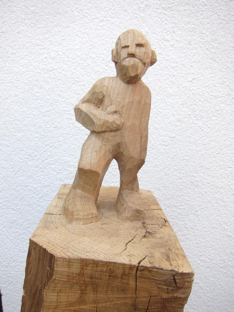 Holzskulptur der Sorglose Bergsteiger figurativeart