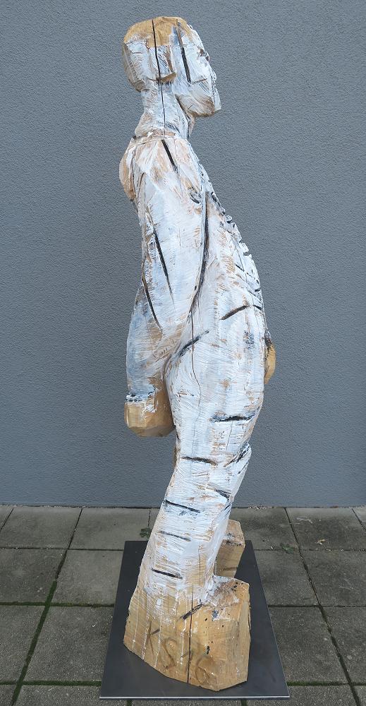 Holzskulptur Willibald geschnitzt aus einem Lindenstamm lebensgroß weiß gefasst Motorsägenkunst figurativeart