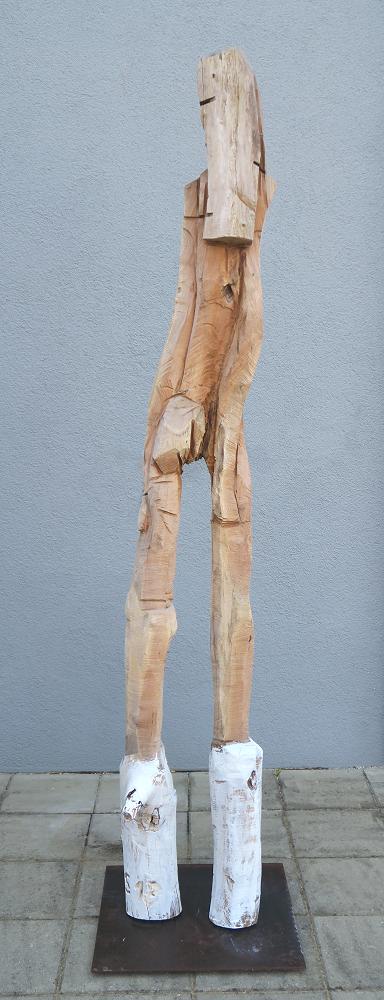 Holzskulptur Ballerina lebensgroß mit weiß gefassten Füßen moderne kunst Motorsägenarbeit figurativeart