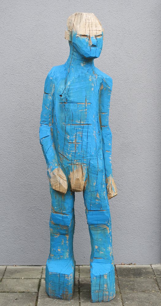 Holzskulptur Mann lebensgroß blau gefasst Bildhauer Holzbildhauer Klaus Schwendner aus einem Eichenstamm mit der Motorsäge Kettensäge geschnitzt figurativeart