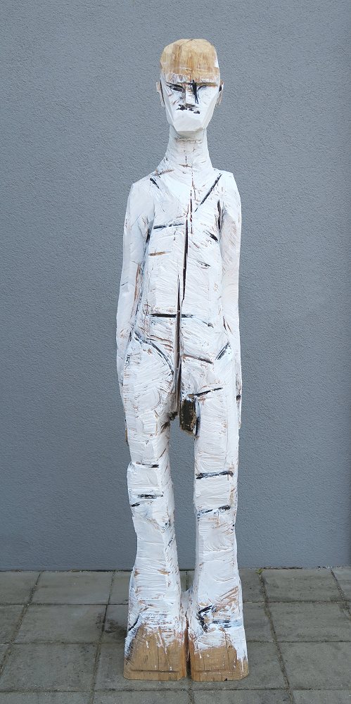 lebensgroße Skulptur aus einem Lindenstamm mit der Kettensäge geschnitzt und expressiv weiß bemalt figurativeart