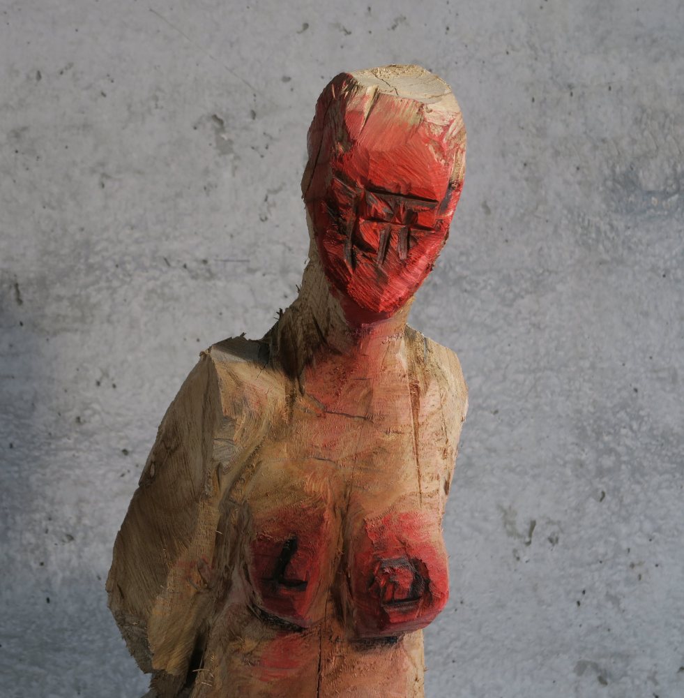 Holzskulptur Silvie expressiv mit der Kettensäge geschnitzt figurativeart