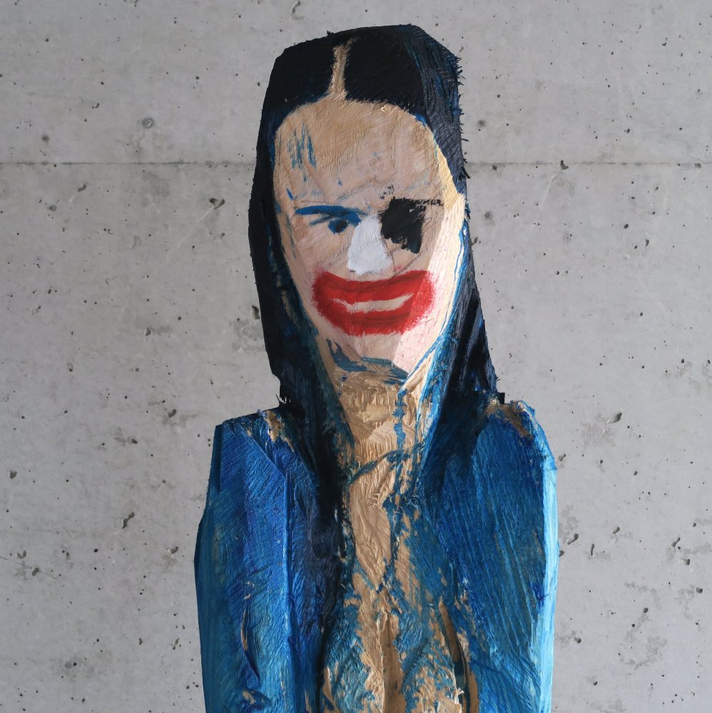 Holzskulptur Lisa expressiv mit der Kettensäge geschnitzt figurativeart