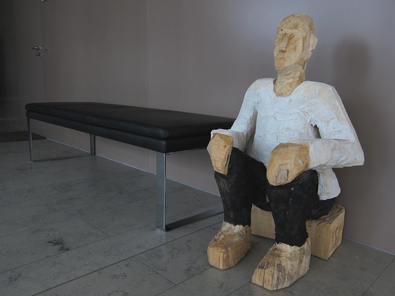 Holzskulptur Wartender mit der Kettensäge geschnitzt figurativeart