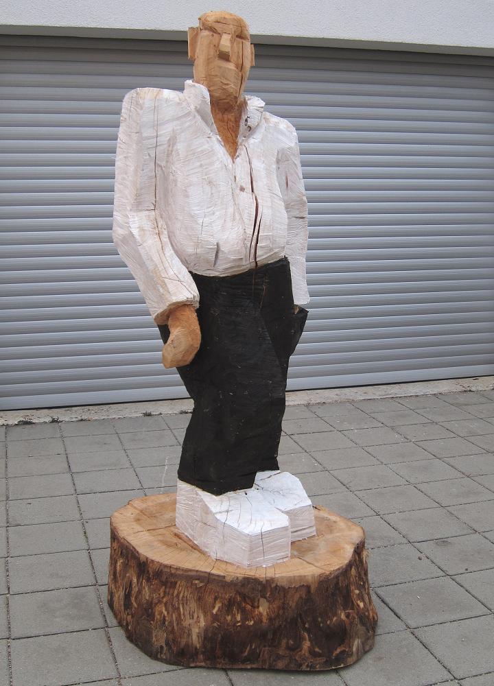 Holzskulptur Wartender mit der Kettensäge geschnitzt figurativeart