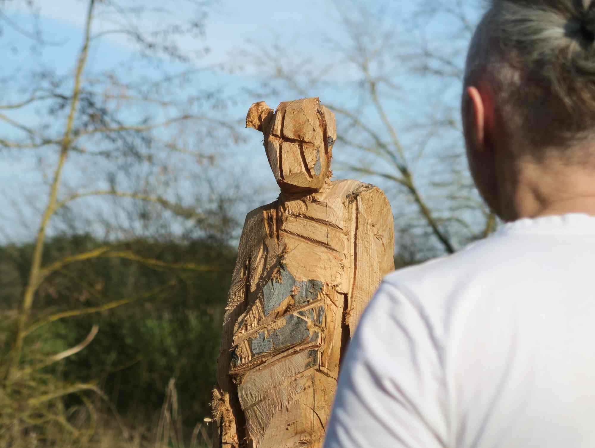 Künstler und Holzbildhauer Klaus Schwendner vor einer seiner Holzskulpturn - Aushalten des Gegenüber