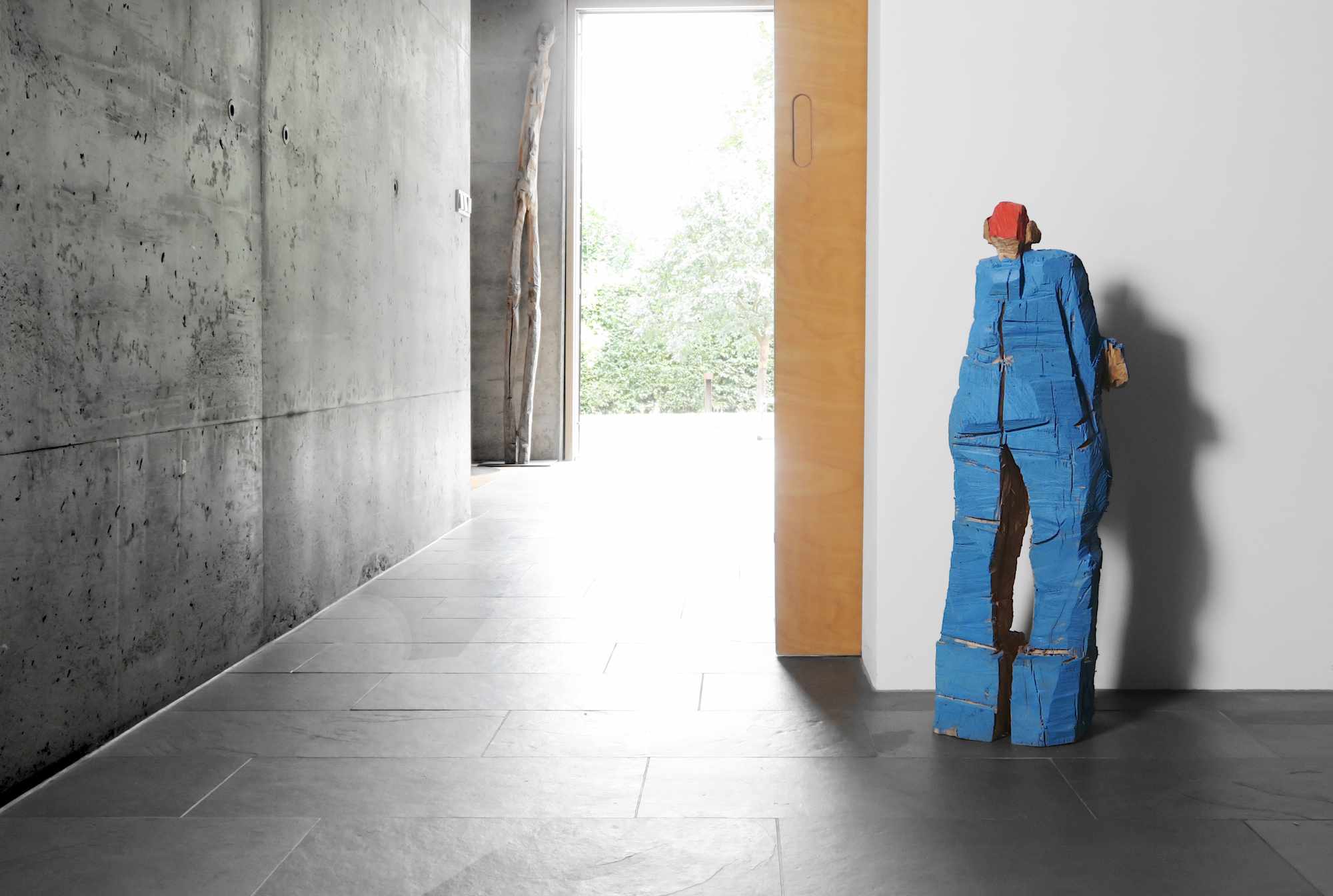 Skulpturen in der Wohnung von Holzbildhauer Klaus Schwendner in Abensberg, Bayern