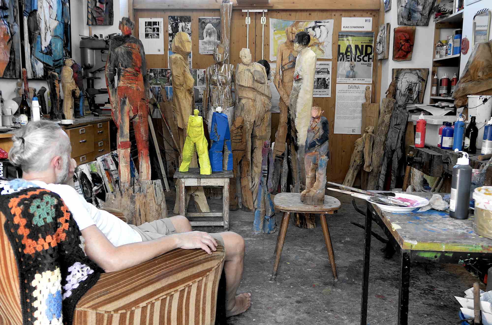Bildhauer Klaus Schwendner in seinem Atelier in Abensberg, Bayern, Niederbayern