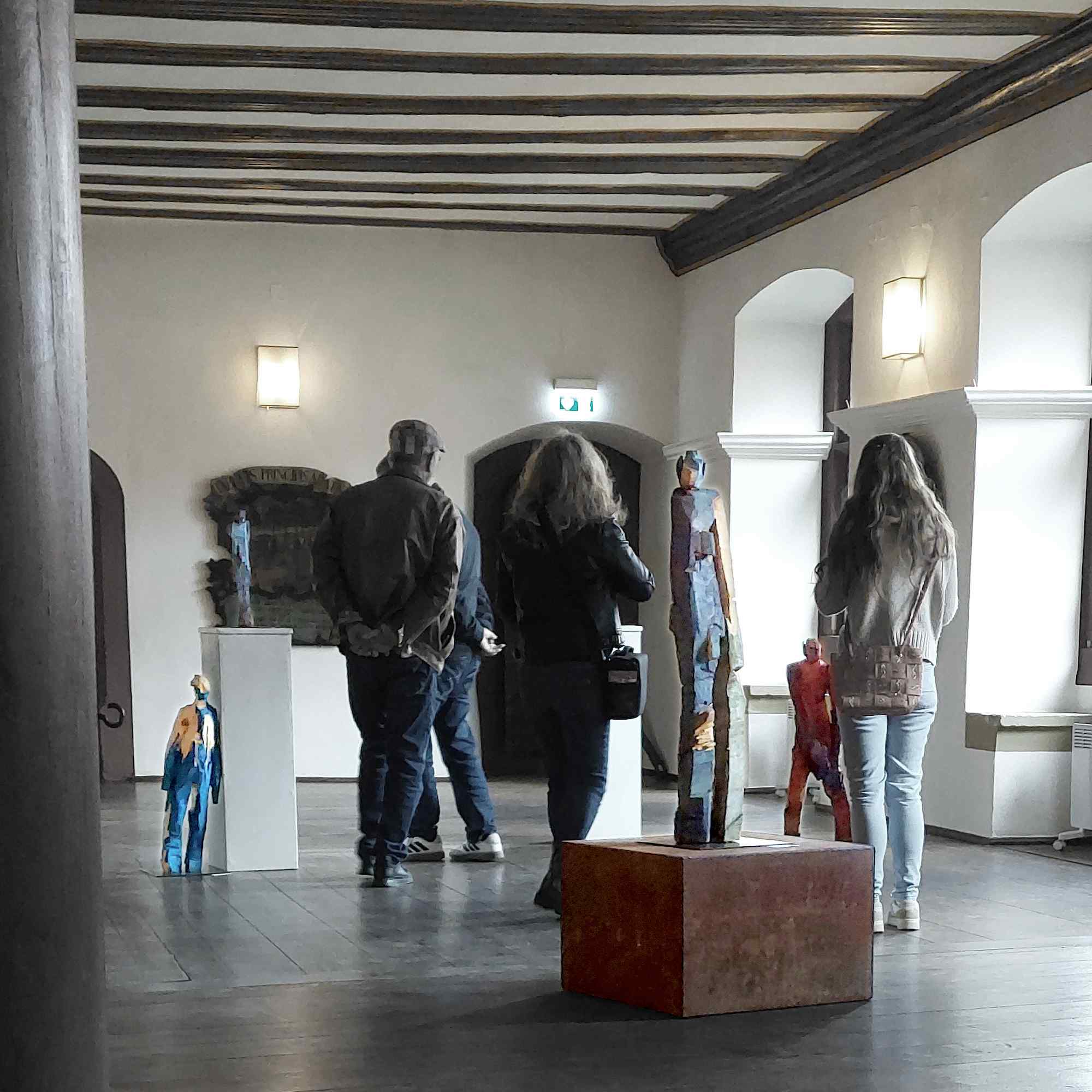kleine Holzskulpturen im Rathaus von Marktbreit während des Kunstfestes artbreit 2026