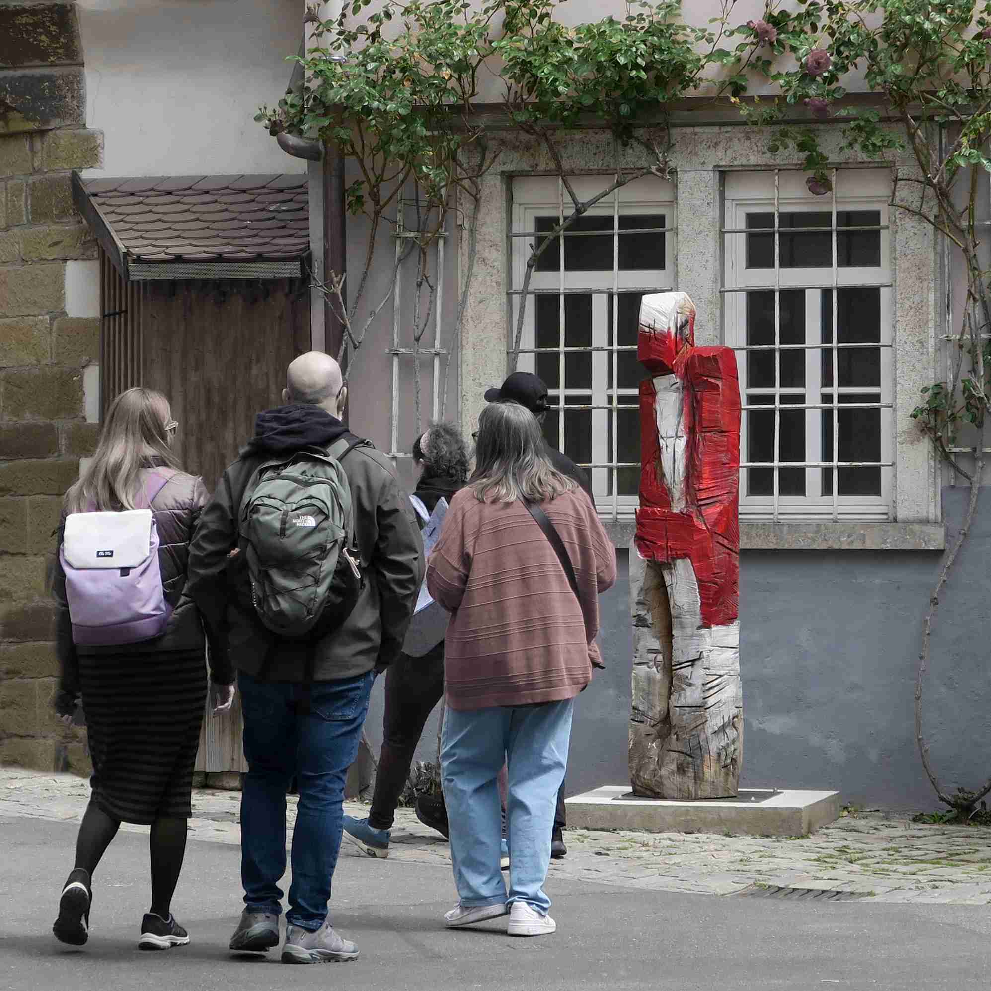 große Holzskulptur 'Bernhard' in der Altstadt von Marktbreit - artbreit das kunstfest 2026
