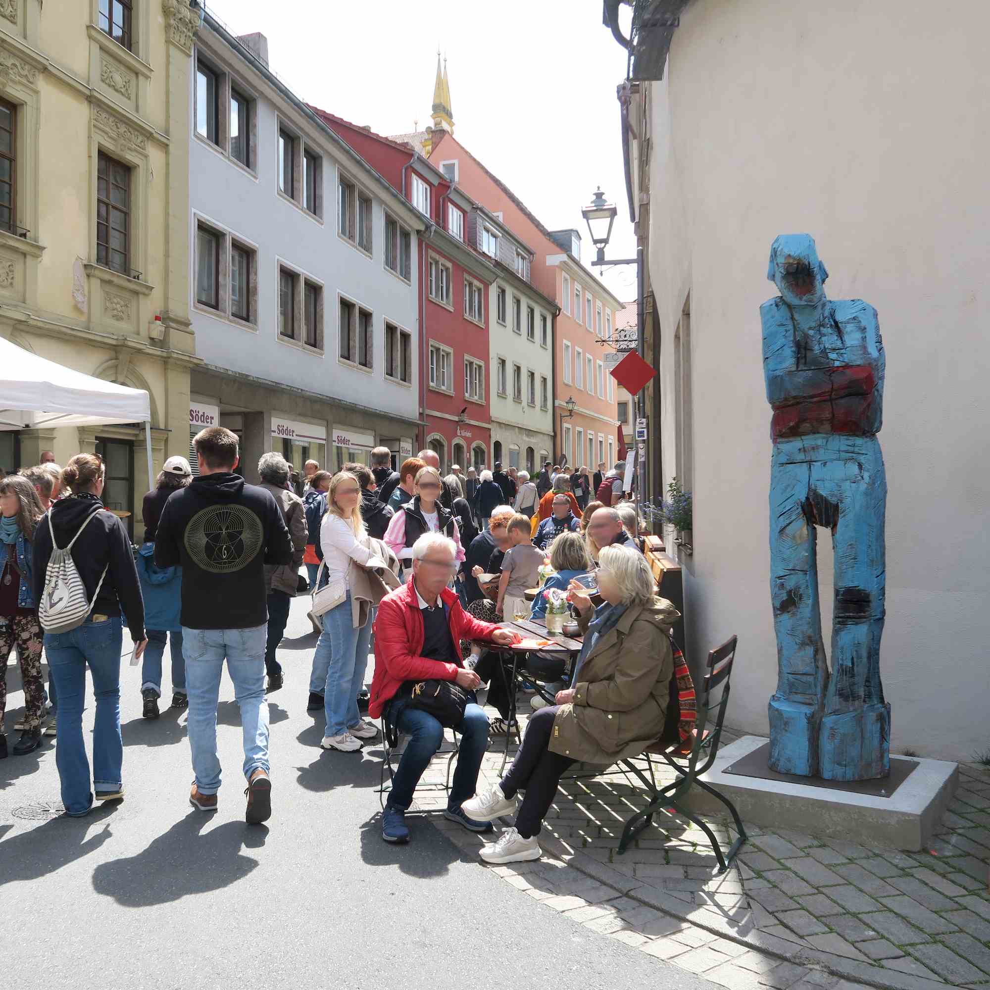 ARTBREIT - das Kunstfest - überlebensgrosse Skulptur 'Martin' mitten unter Menschen im Zentrum von Marktbreit
