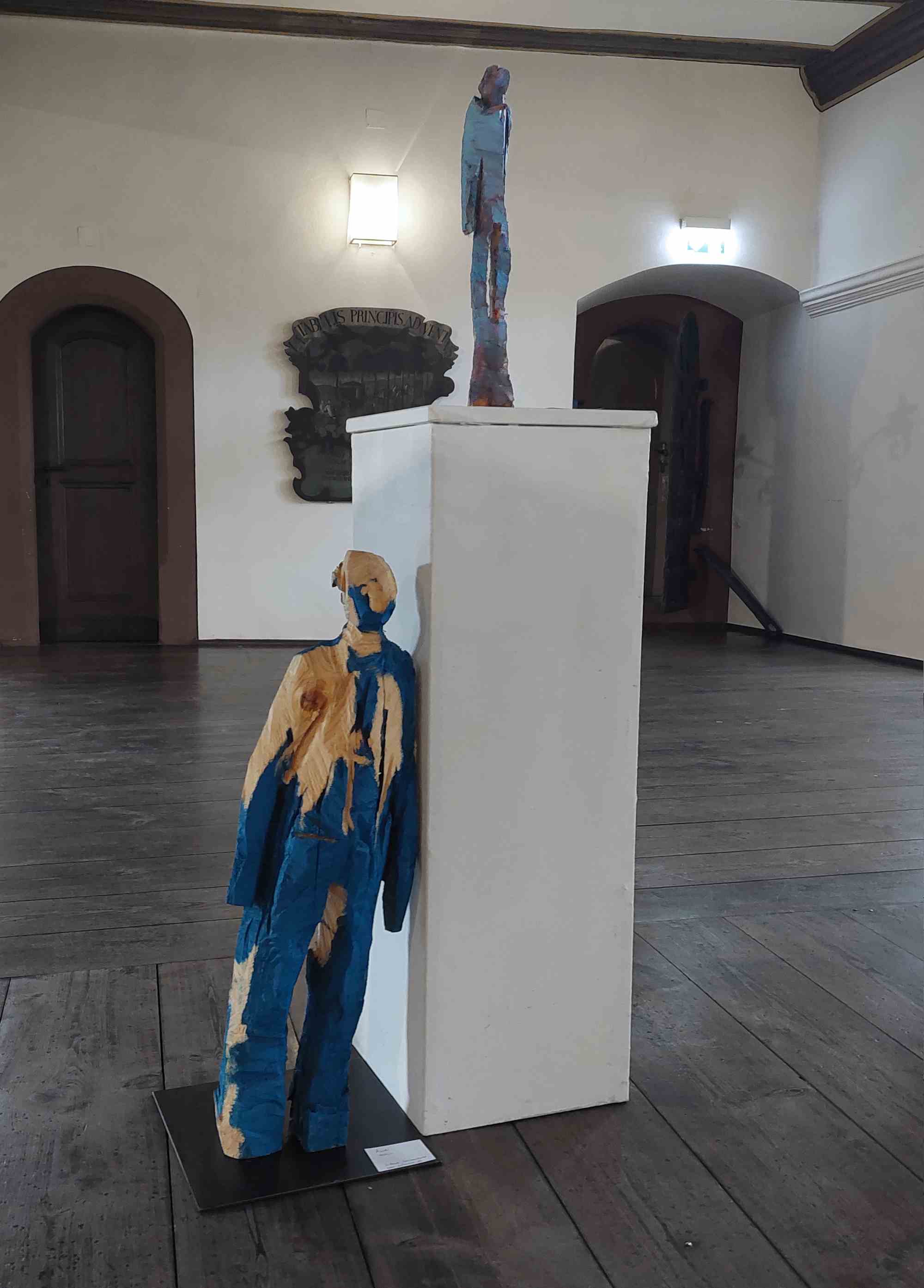 kleine Holzskulpturen im Rathaus von Marktbreit während des Kunstfestes artbreit 2026