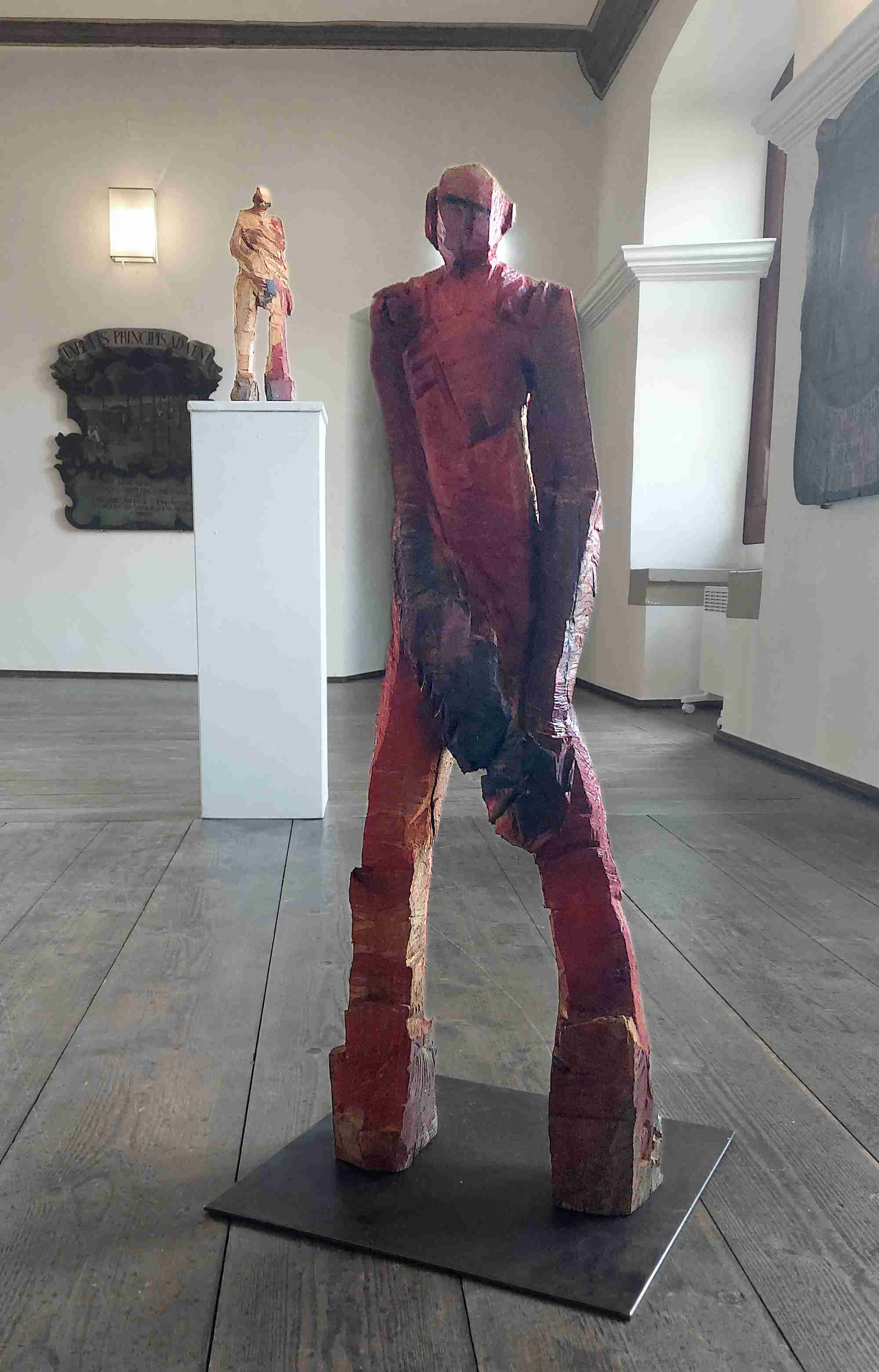 große Holzskulptur 'Bernhard' in der Altstadt von Marktbreit - artbreit das kunstfest 2026