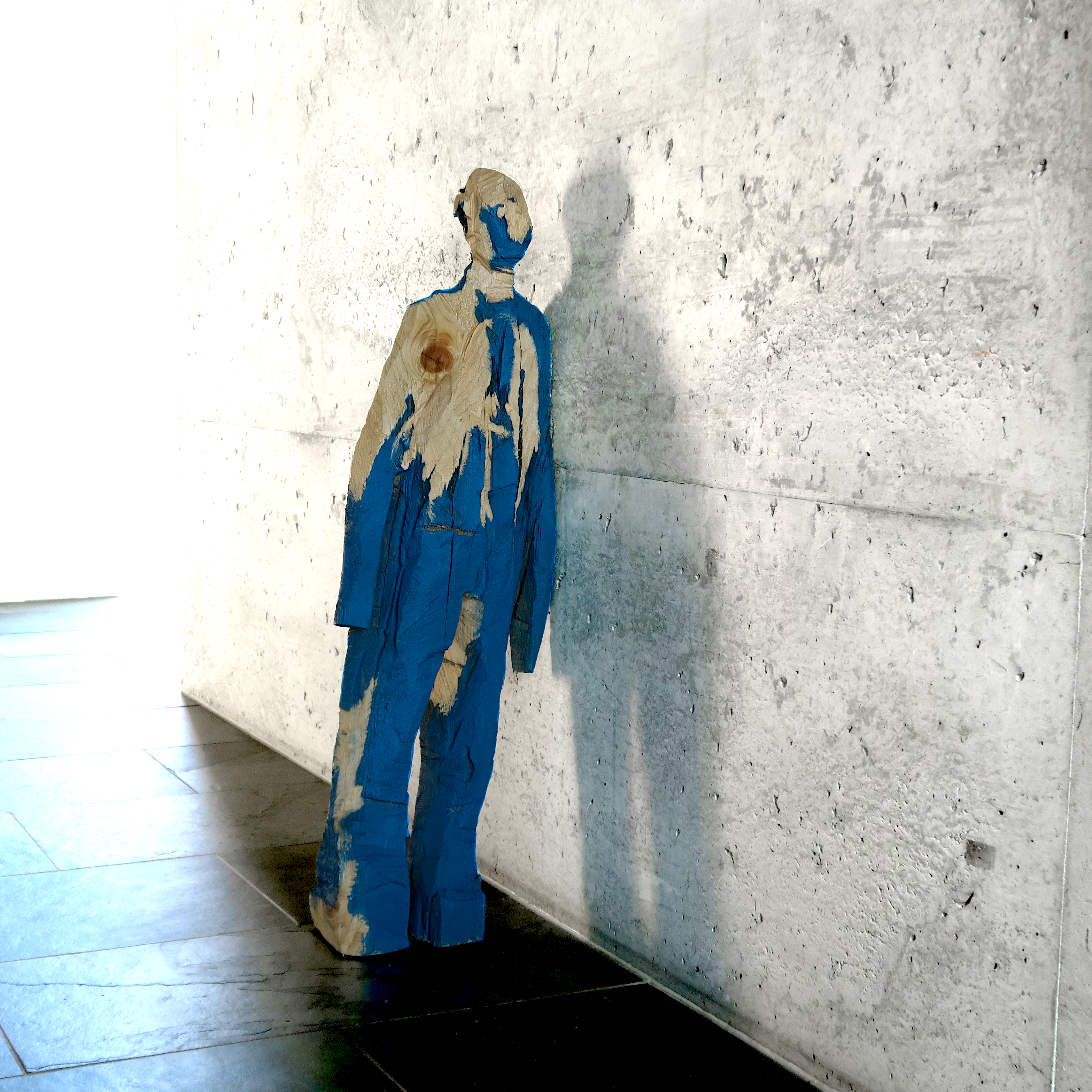 Blick in die Kunstausstellung 'KUNST und MEHR 2025' in der Städtischen Galerie im Pflegschloss Schrobenhausen mit Holzskulptur 'Suse' von hinten