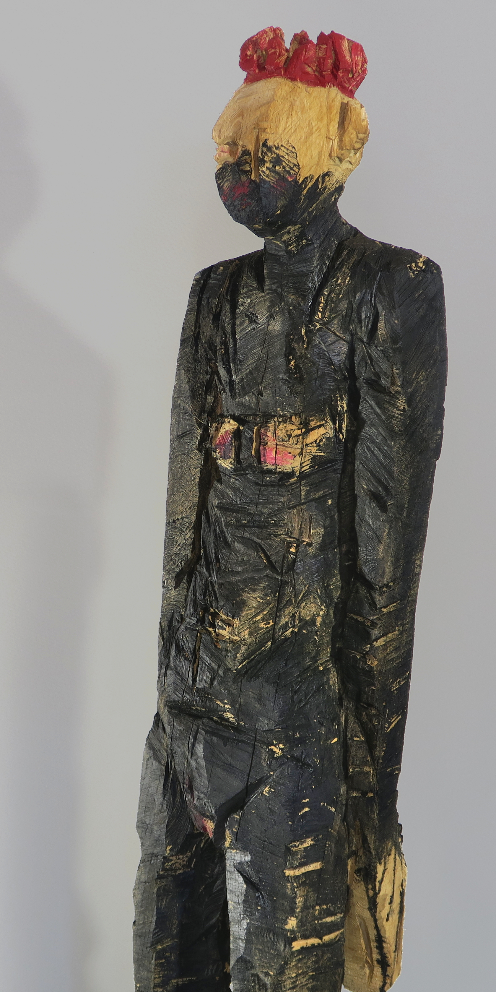 Bella - große Holzskulptur aus Eiche - schwarz gefasst mit roter Krone