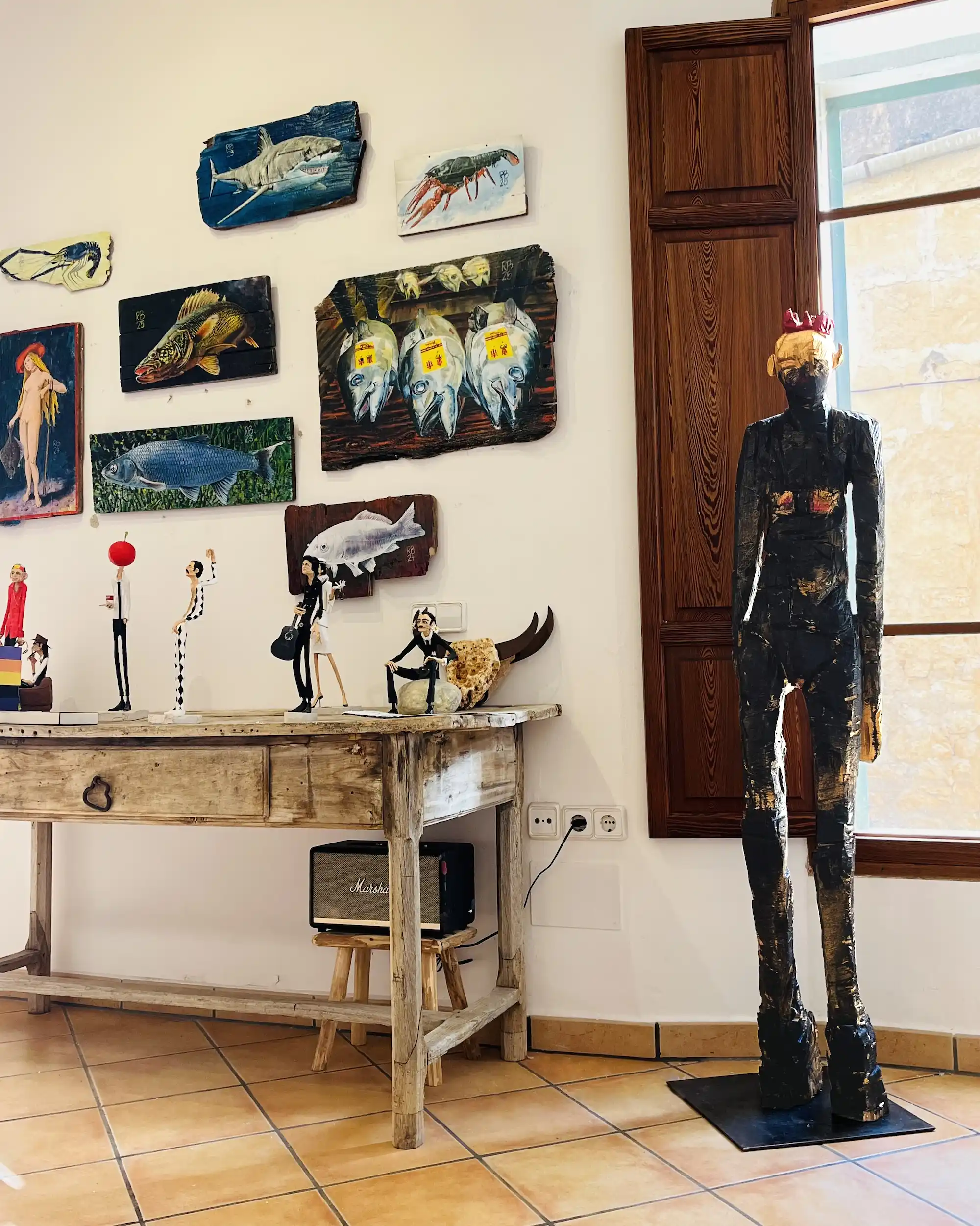 Holzskulptur Bella in der Ausstellung der Urban Art Gallery in Santanyi auf Mallorca