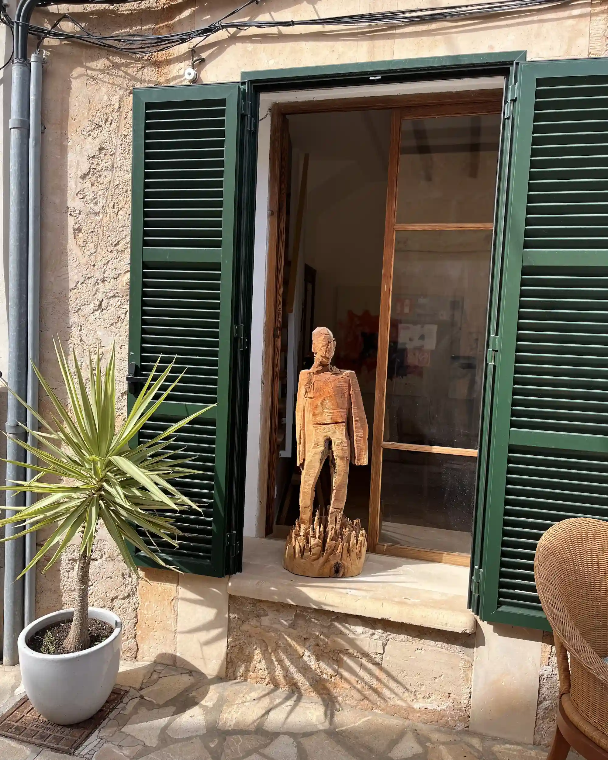 Holzskulptur Theo in der Ausstellung der Urban Art Gallery in Santanyi auf Mallorca