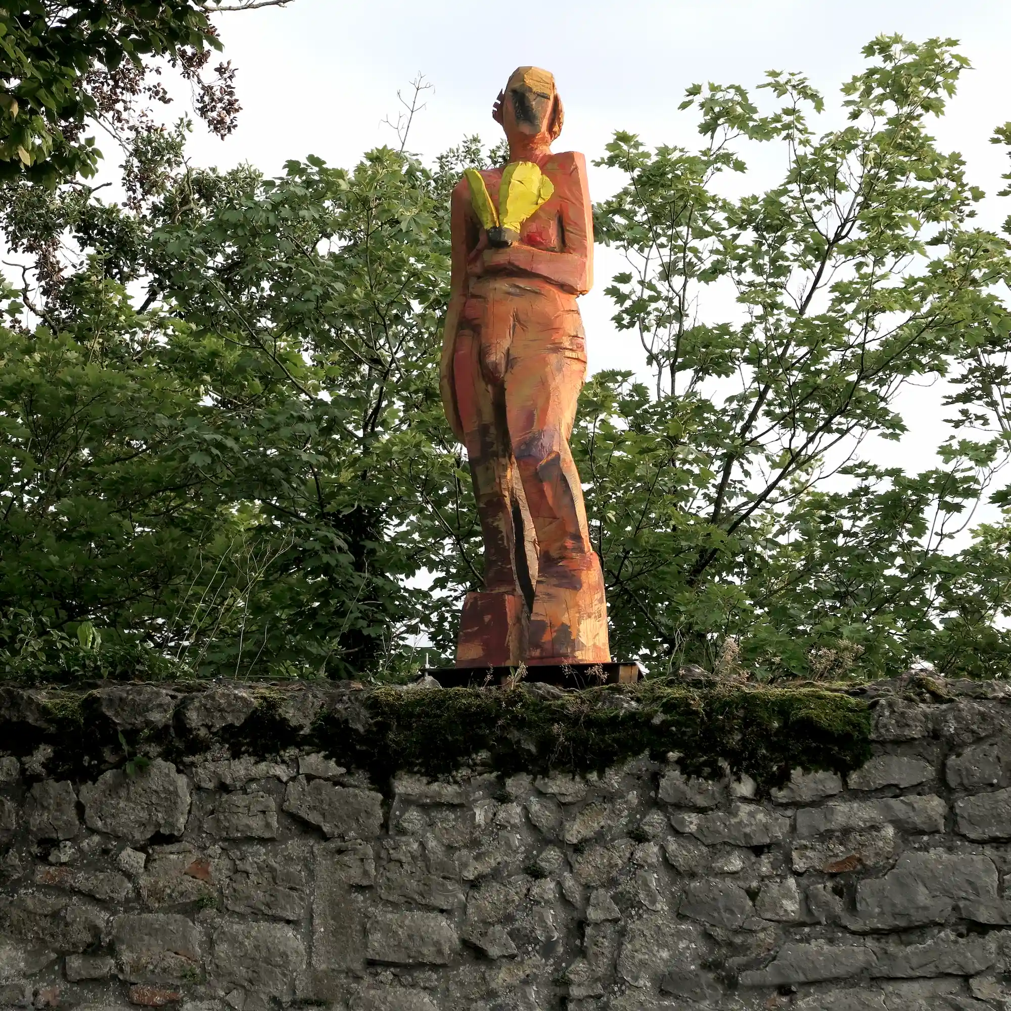 Holzfigur 'Davina' mit gelbem Schmetterling im Schlossgarten in Abensberg - große Ansicht