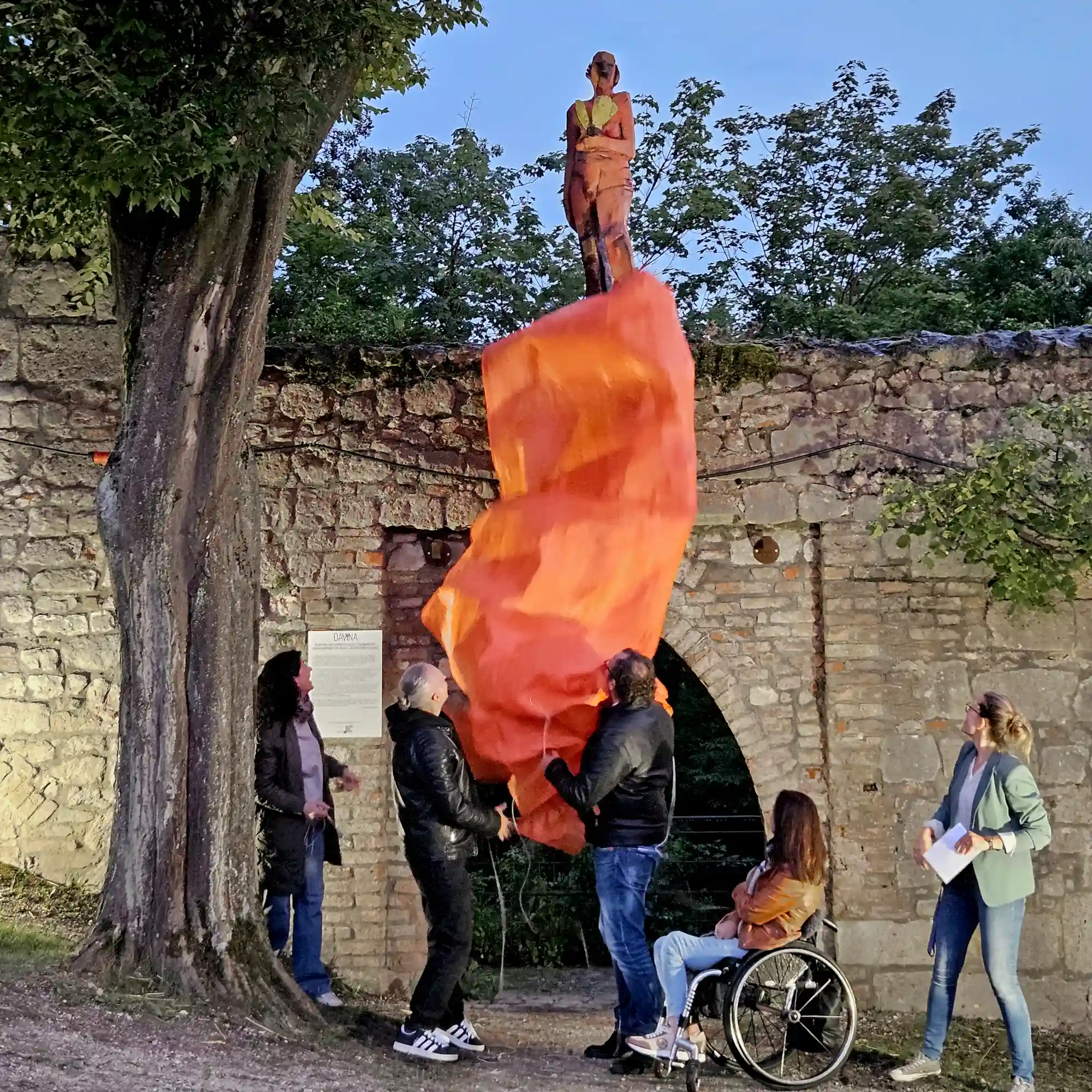 offizielle Enthüllung der Holzskulptur 'Davina' mit Bürgermeister, Platzhalter-Team und Künstler Klaus Schwendner