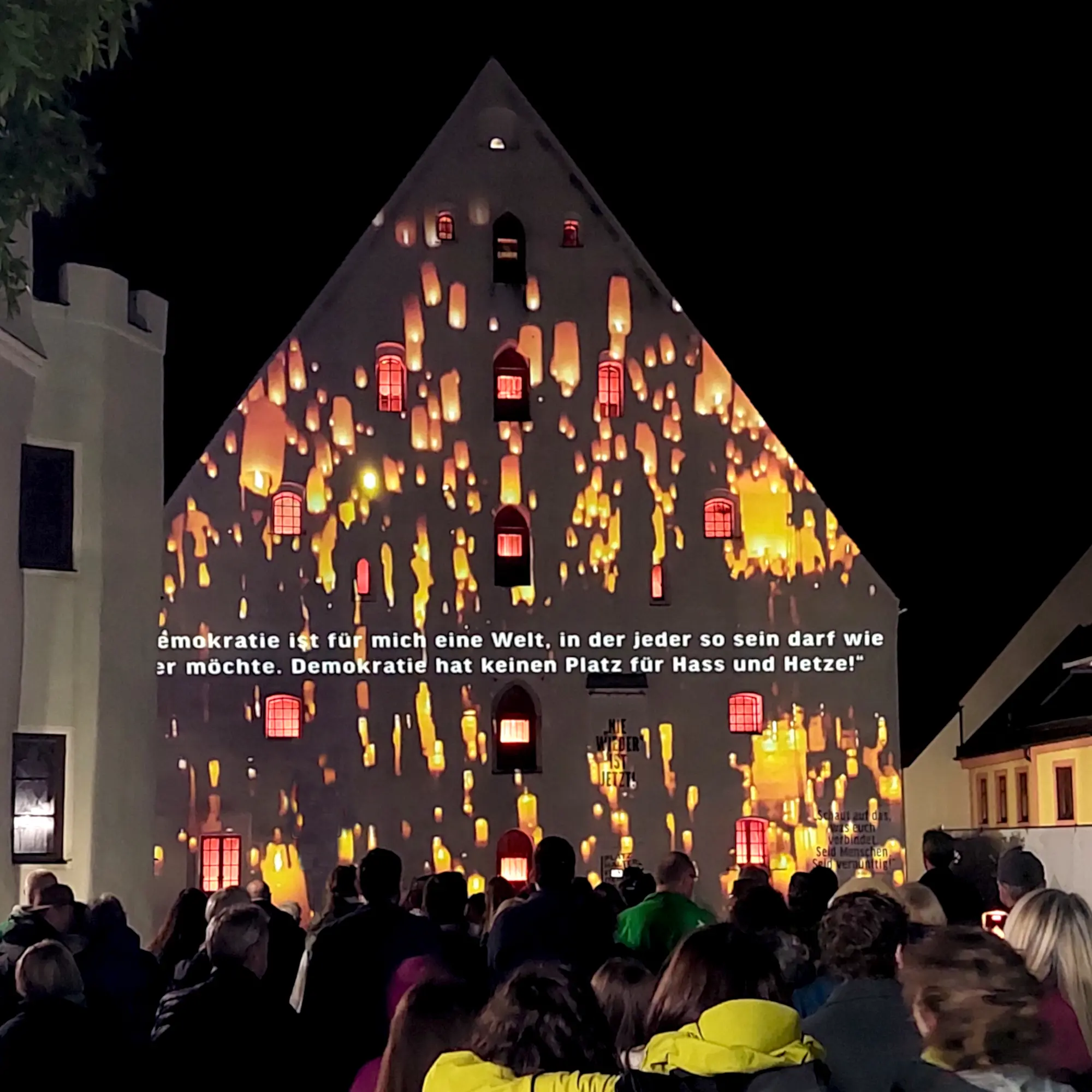 Lasershow am Herzogskasten in Abensberg mit Statements der Bürger zu Demokratie, Vielfalt und Toleranz