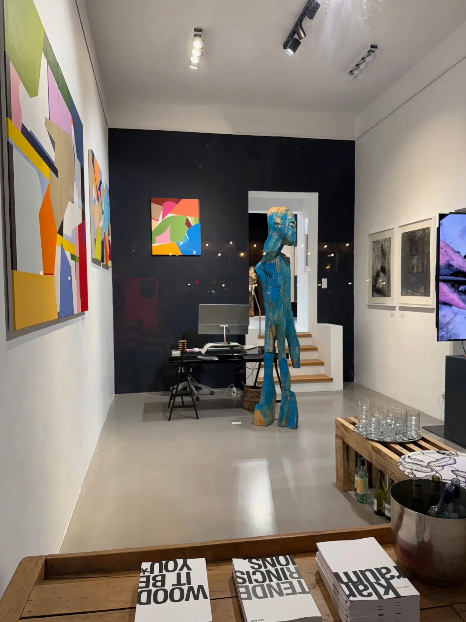 Blick in die Kunstausstellung 'IT MATTERS' in der Galerie konsum163 in München mit Holzskulptur 'Lorenz'