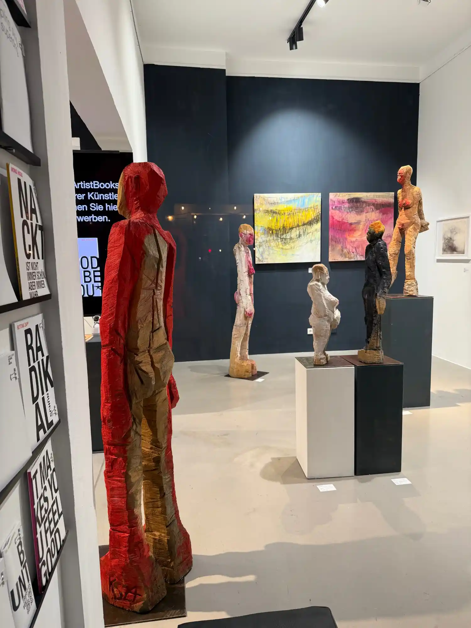 Blick in die Kunstausstellung 'IT MATTERS' in der Galerie konsum163 in München mit Holzskulptur 'Fred'