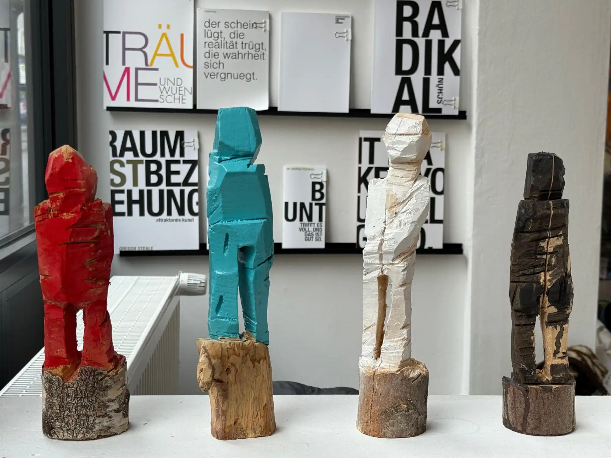 Blick in die Kunstausstellung 'IT MATTERS' in der Galerie konsum163 in München mit 'Holzskizzen'