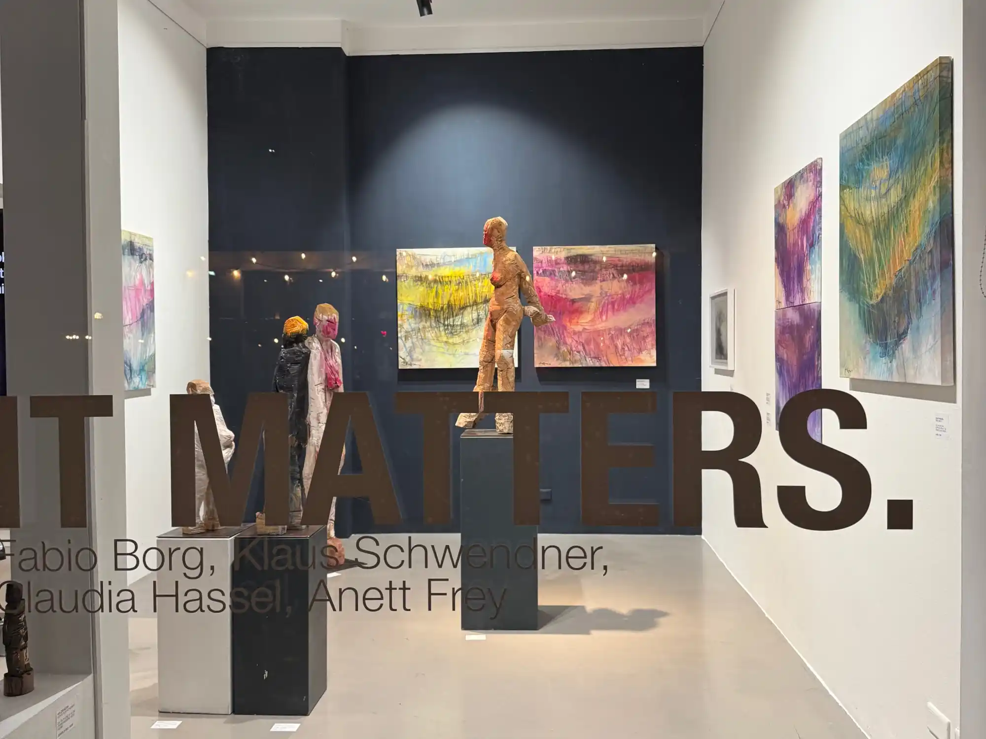 Blick in die Kunstausstellung 'IT MATTERS' in der Galerie konsum163 in München mit Holzskulptur 'Sabine'