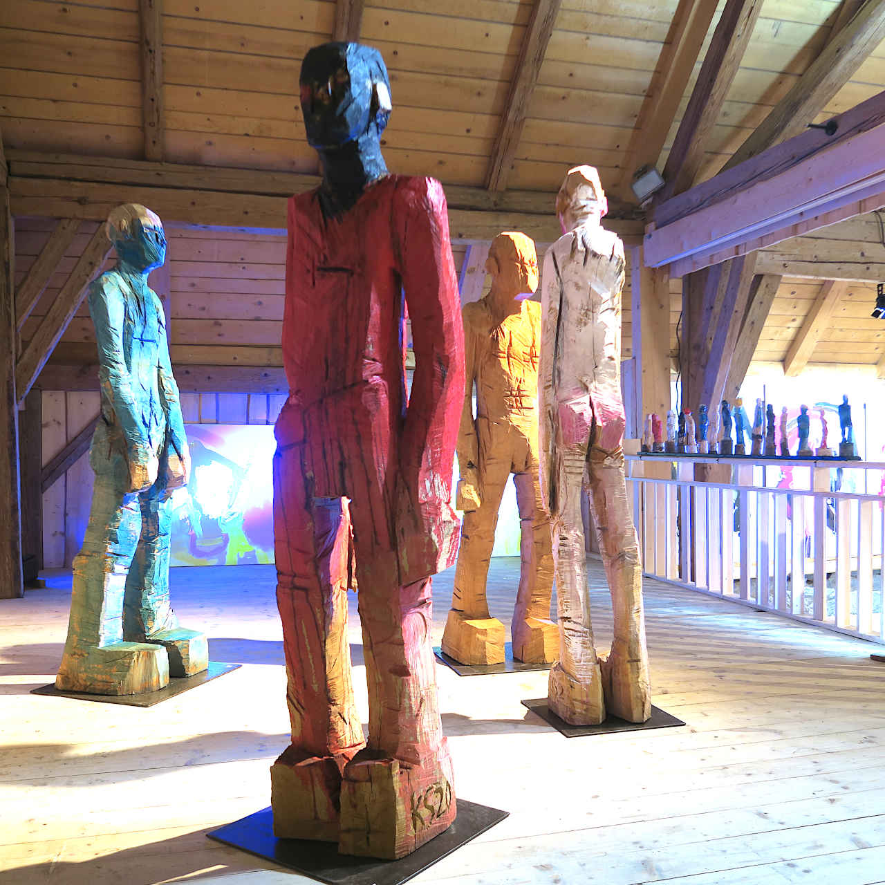 Blick in die Ausstellung 'Kunst im Denkmal' in Wolfstein zusammen mit Bildern von Frizzi Eid