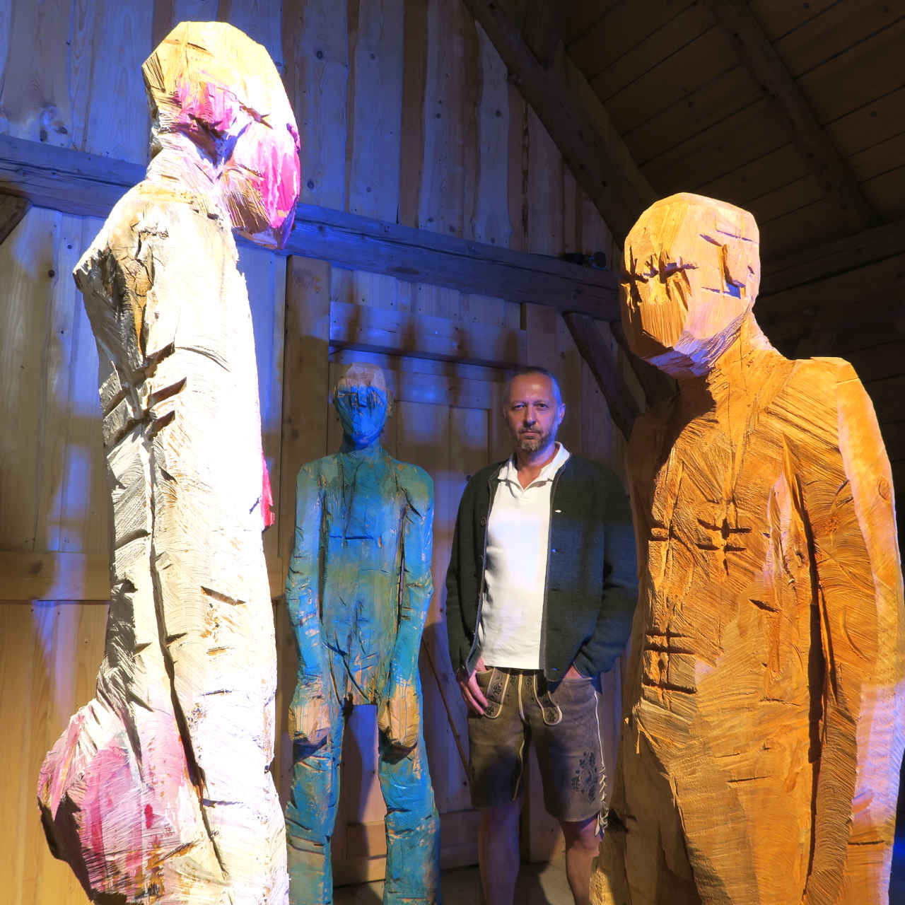 Blick in die Ausstellung 'Kunst im Denkmal' in Wolfstein zusammen mit Bildern von Frizzi Eid