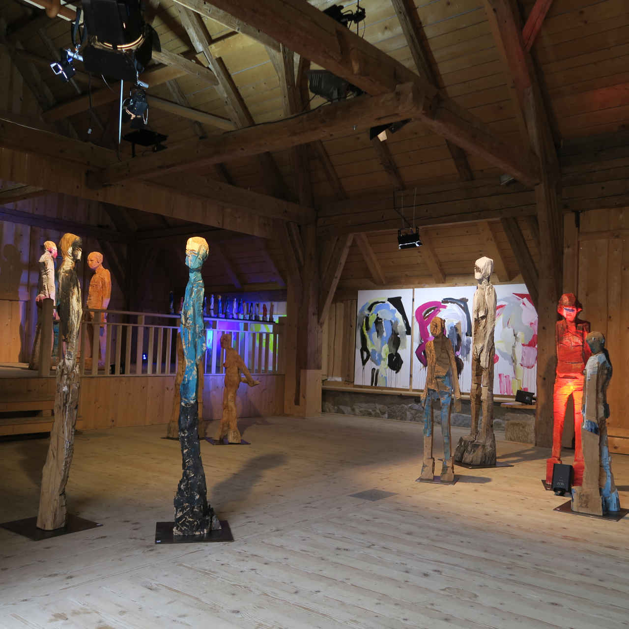 Blick in die Ausstellung 'Kunst im Denkmal' in Wolfstein zusammen mit Bildern von Frizzi Eid