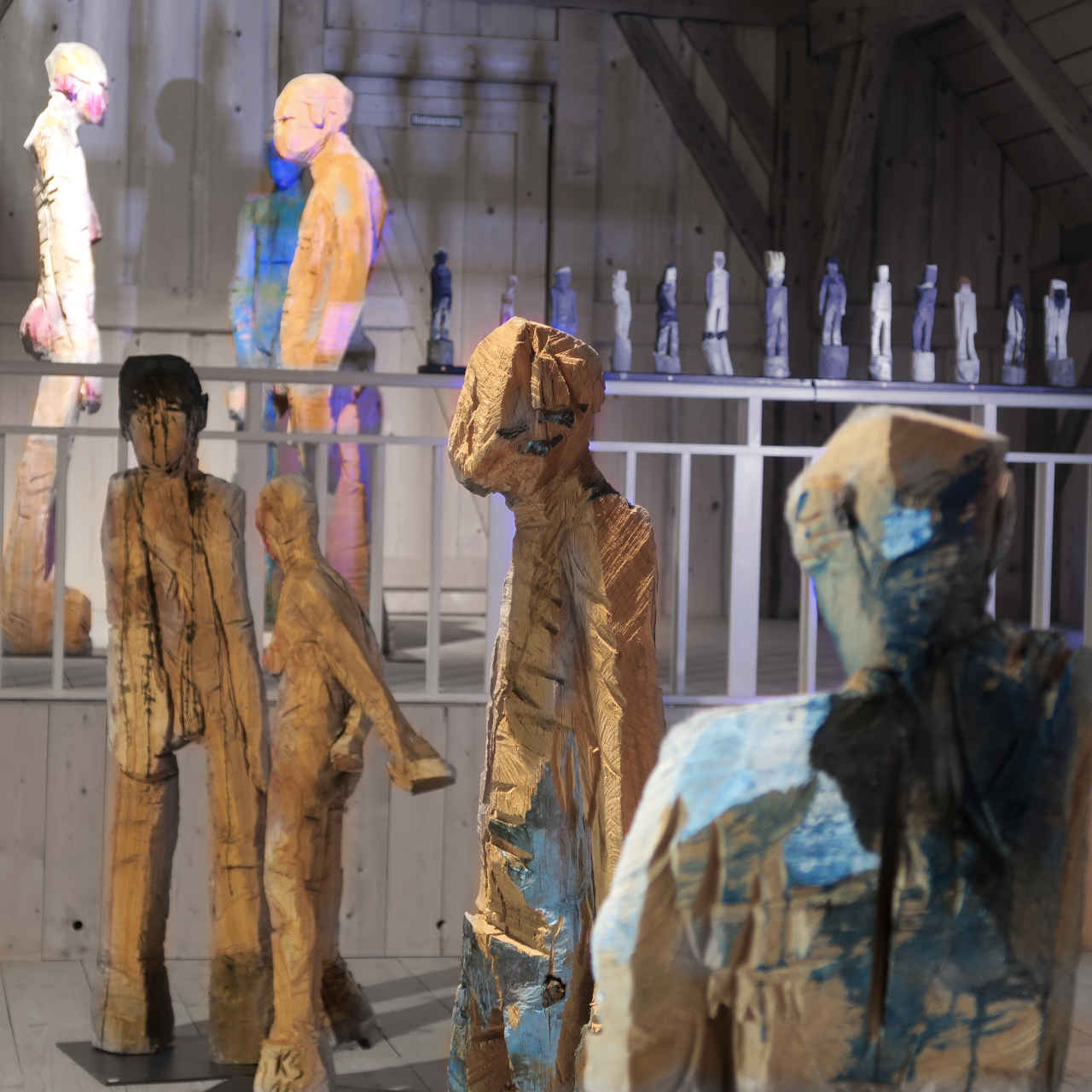 Blick in die Ausstellung 'Kunst im Denkmal' in Wolfstein zusammen mit Bildern von Frizzi Eid