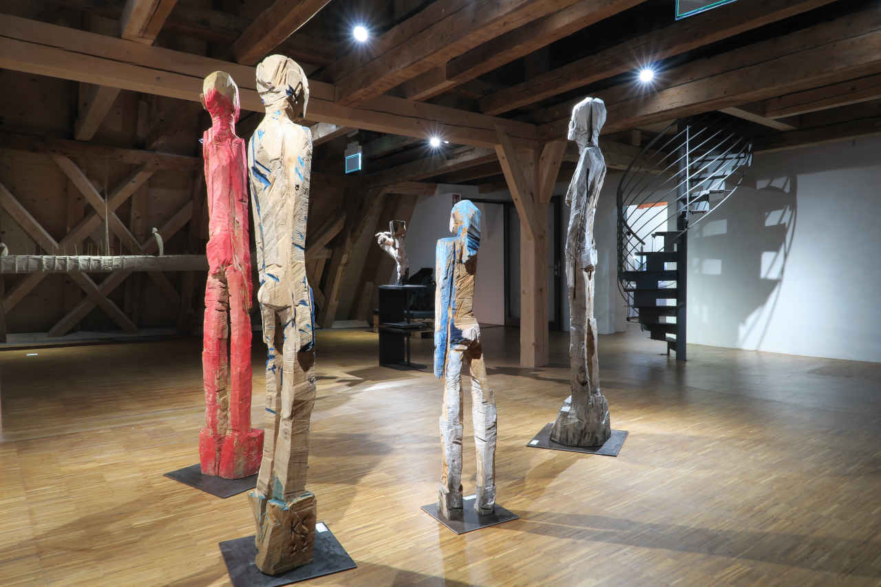 Blick in die Ausstellung 'KUNST und MEHR' im Pflegschloss in Schrobenhausen