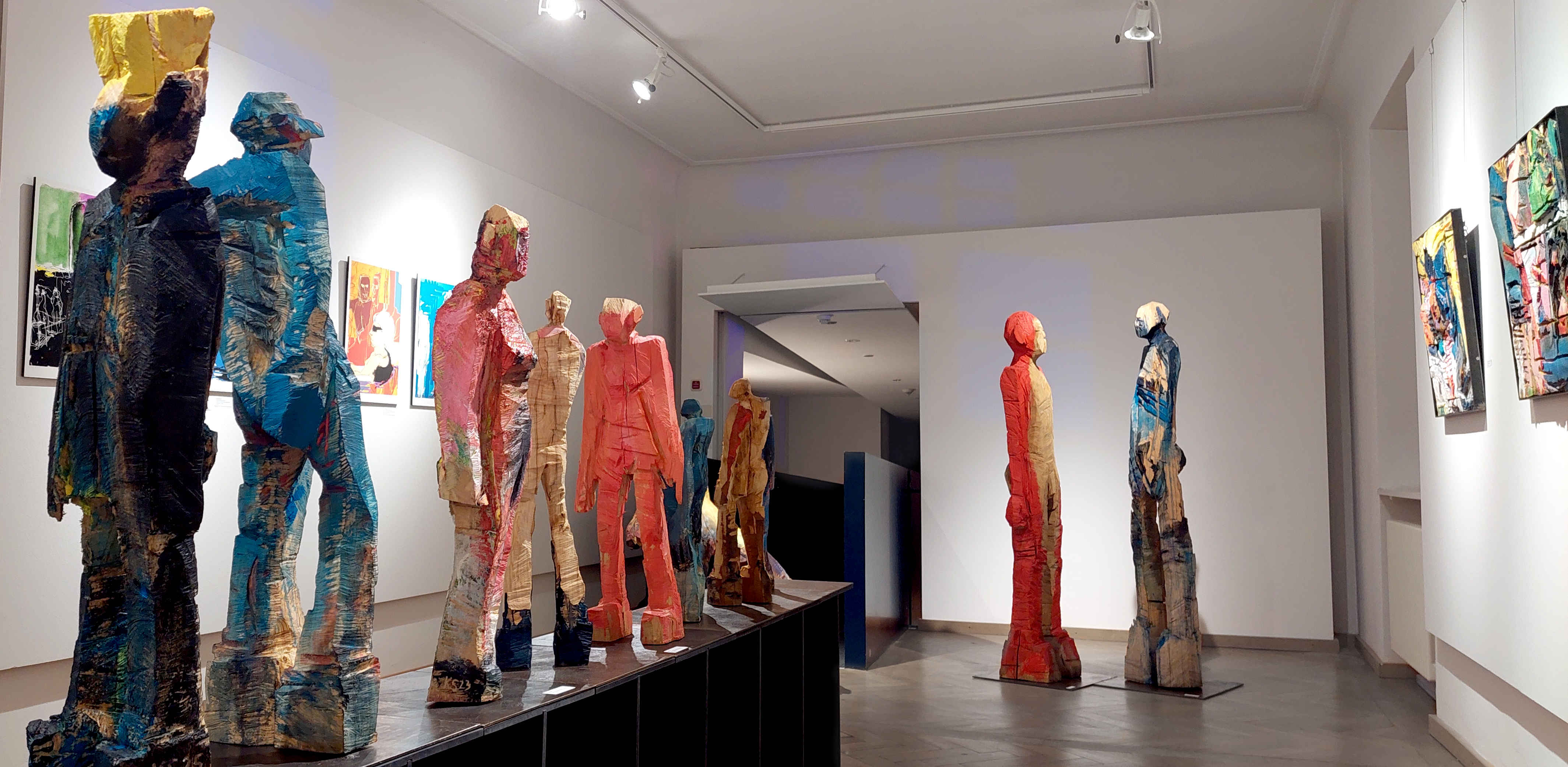 Blick in die Ausstellung 'KUNST UND MEHR' in der Städtischen Galerie im Pflegschloss in Schrobenhausen mit meinen Holzskulpturen