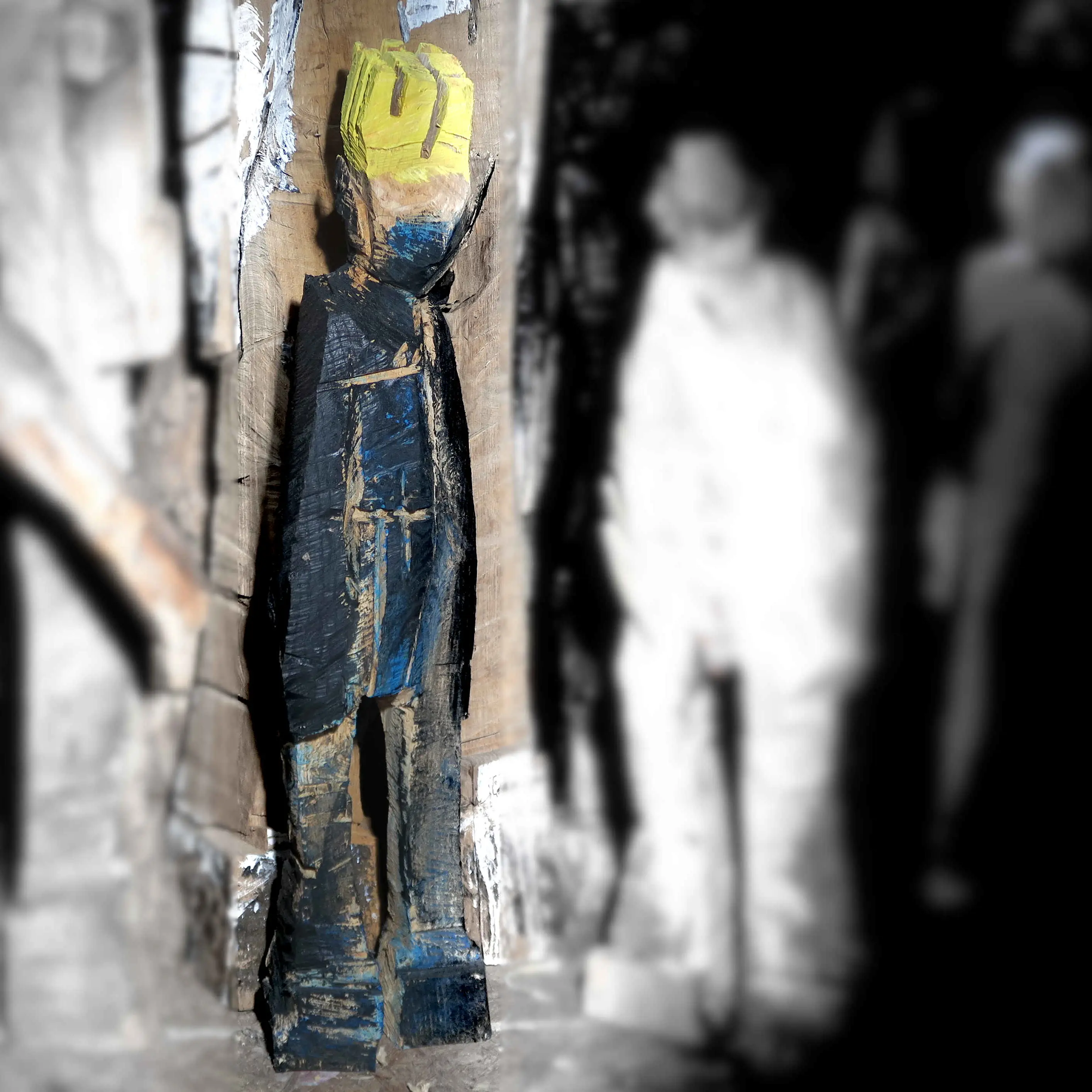 August | kleine Holzskulptur aus der Ausstellung 'KUNST und MEHR 2025' in der Städtischen Galerie im Pflegschloss Schrobenhausen