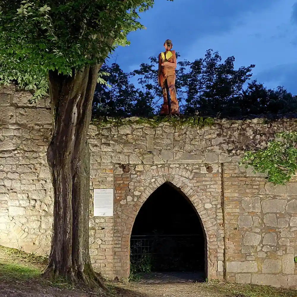 Kunst im öffentlichen Raum - Holzskulptur Davina - Platzhalter für Demokratie, Vielfalt und Toleranz - Abensberg