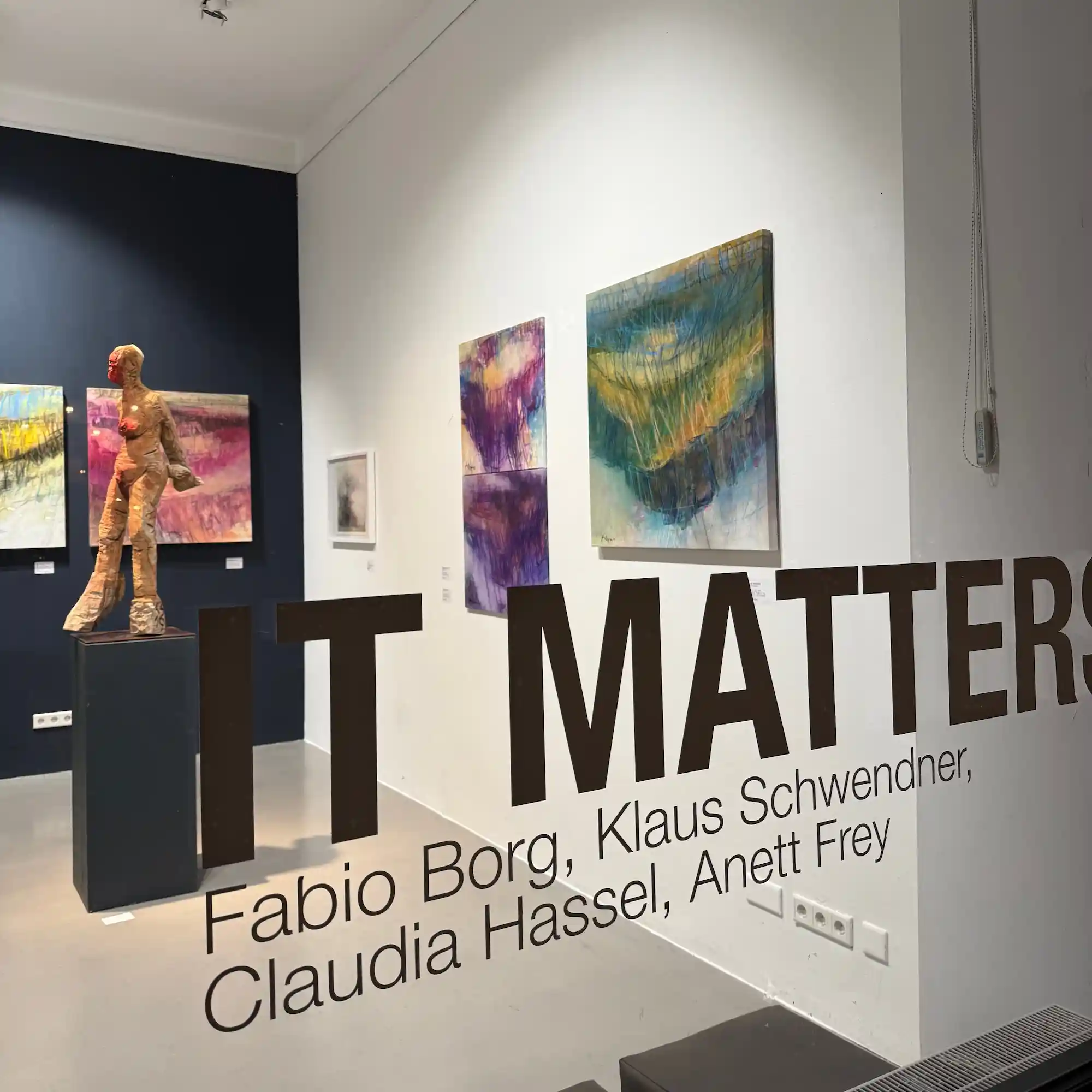 Sabine | grosse Holzskulptur aus der Ausstellung 'IT MATTERS' in der Galerie konsum163 in München