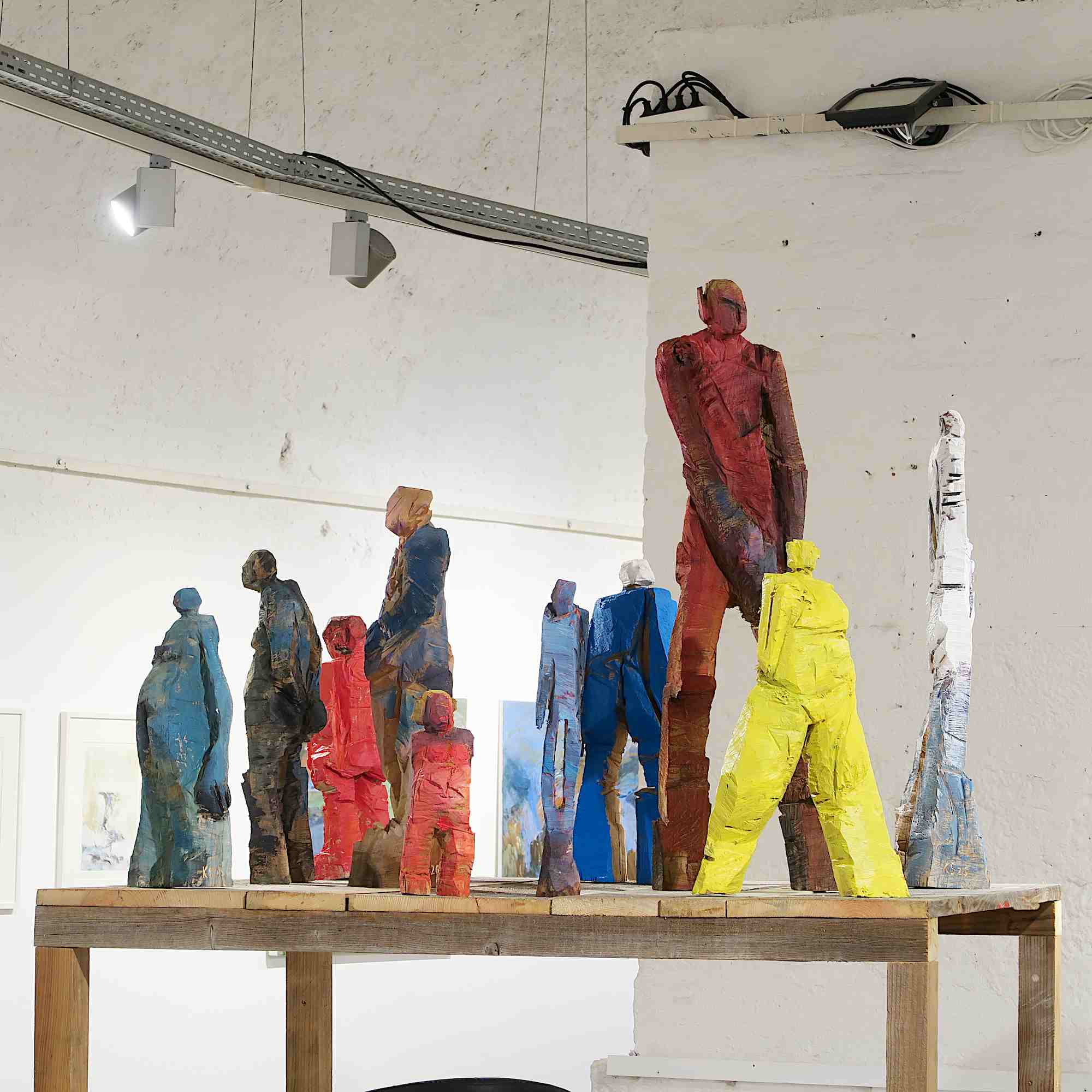 Kunstausstellung 'WAS BLEIBT - WAS ZÄHLT' mit kleinen Engel-Skulpturen auf großem Sockel