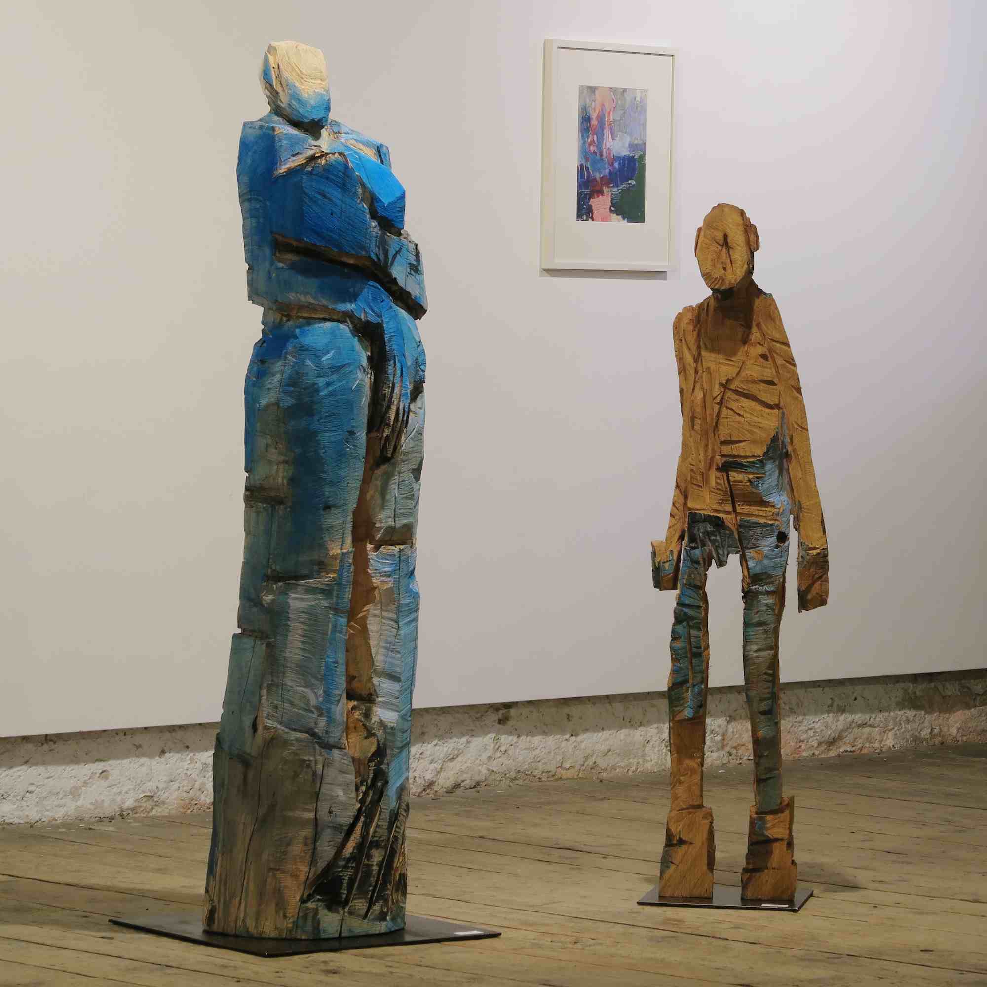 Skulpturen 'Liesl' und 'Mich' in der Kunstausstellung 'WAS BLEIBT - WAS ZÄHLT' in Ingolstadt