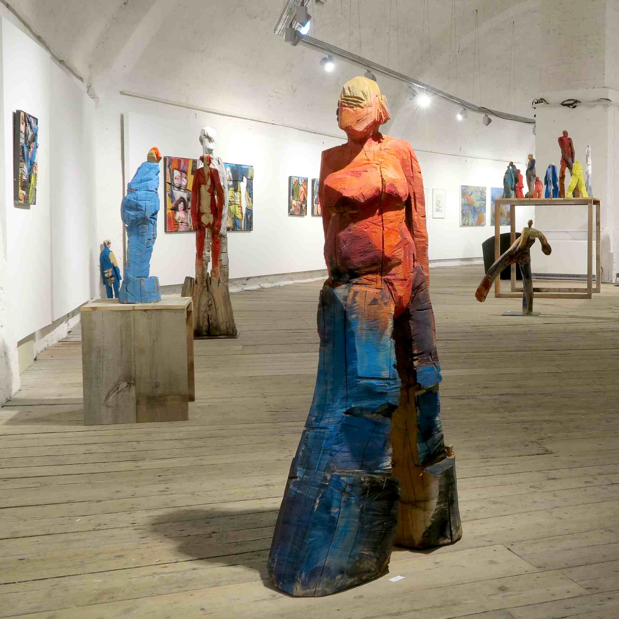Blick in die Kunstausstellung 'WAS BLEIBT - WAS ZÄHLT' in Städtischen Galerie in der Harderbastei, BBK Oberbayern Nord und Ingolstadt e. V. mit der Skulptur 'Ruth' im Vordergrund