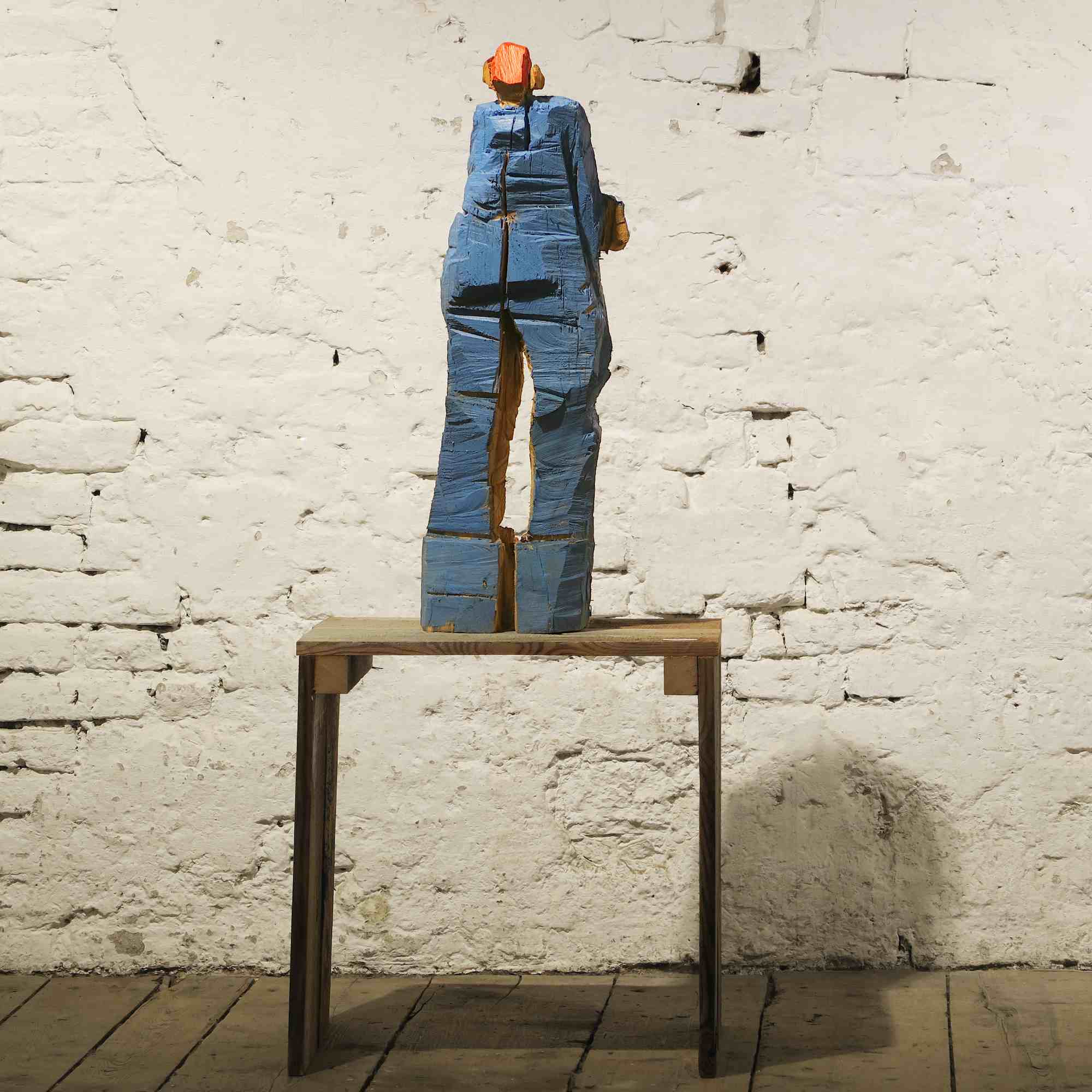 Blick in die Kunstausstellung 'WAS BLEIBT - WAS ZÄHLT' in Ingolstadt - Skulptur 'Sam' auf schlichtem Holzsockel