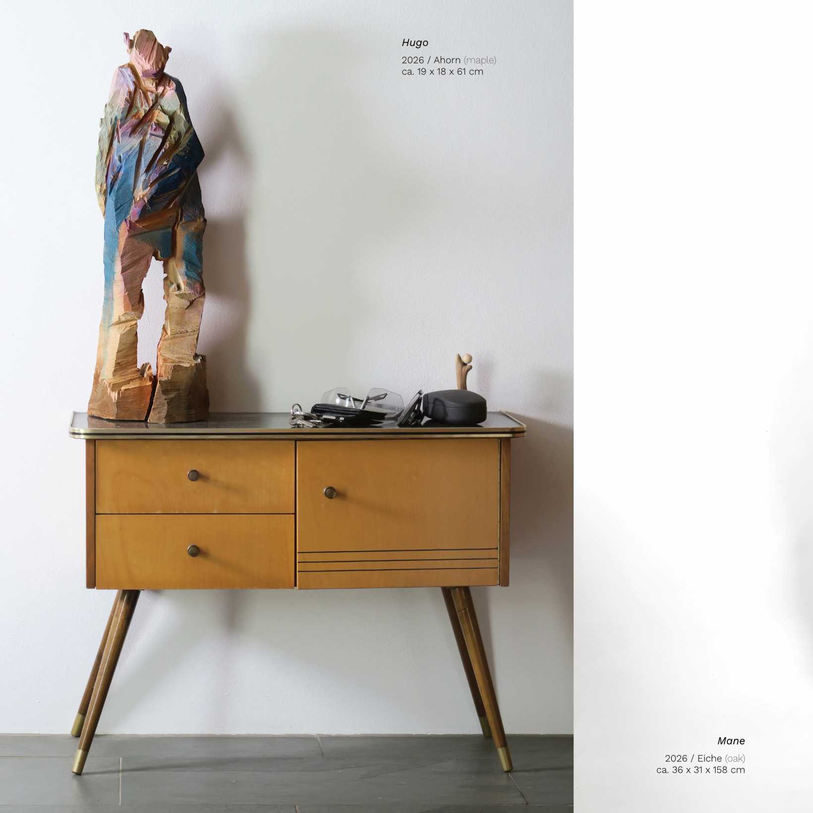Katalog 'STILL ME - STILL YOU - STILL WE' Holzskulptur Hugo auf Schrank