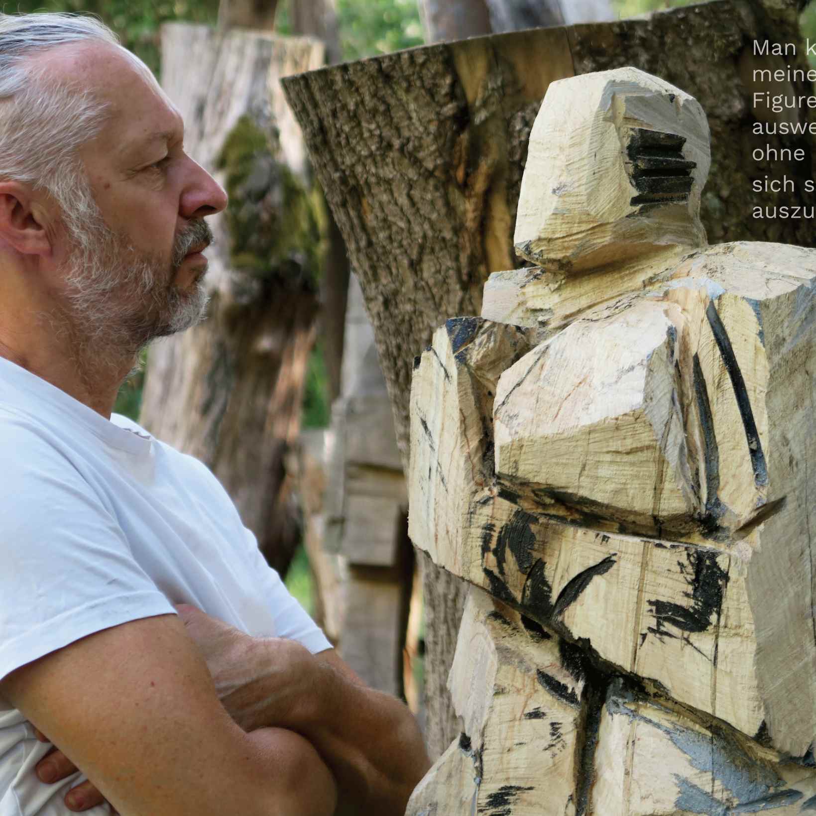 Katalog 'STILL ME - STILL YOU - STILL WE' Bildhauer Klaus Schwendner vor Holzskulptur