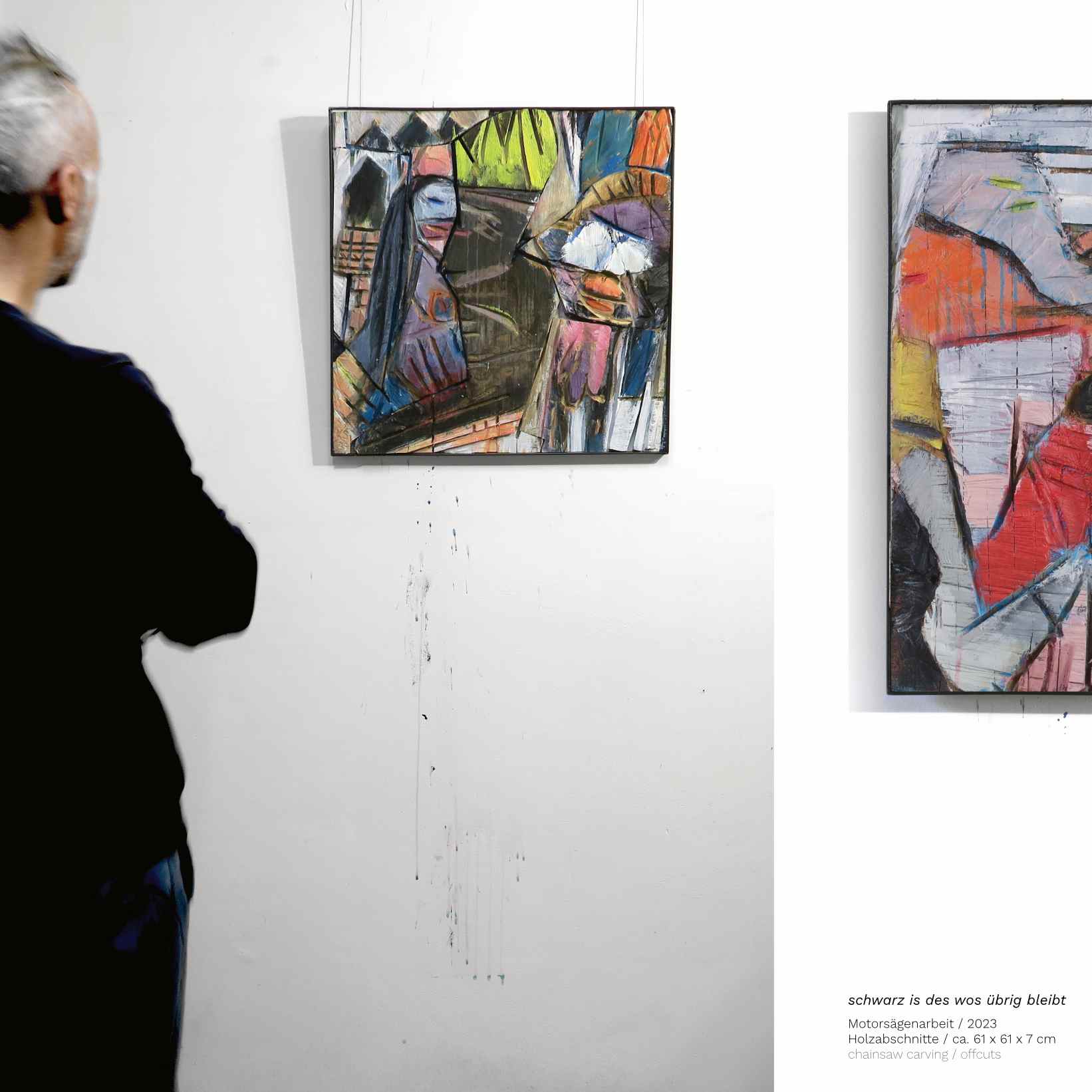 Katalog 'STILL ME - STILL YOU - STILL WE' Holzbildhauer Klaus Schwendner vor figurativem, modernem Holzbild