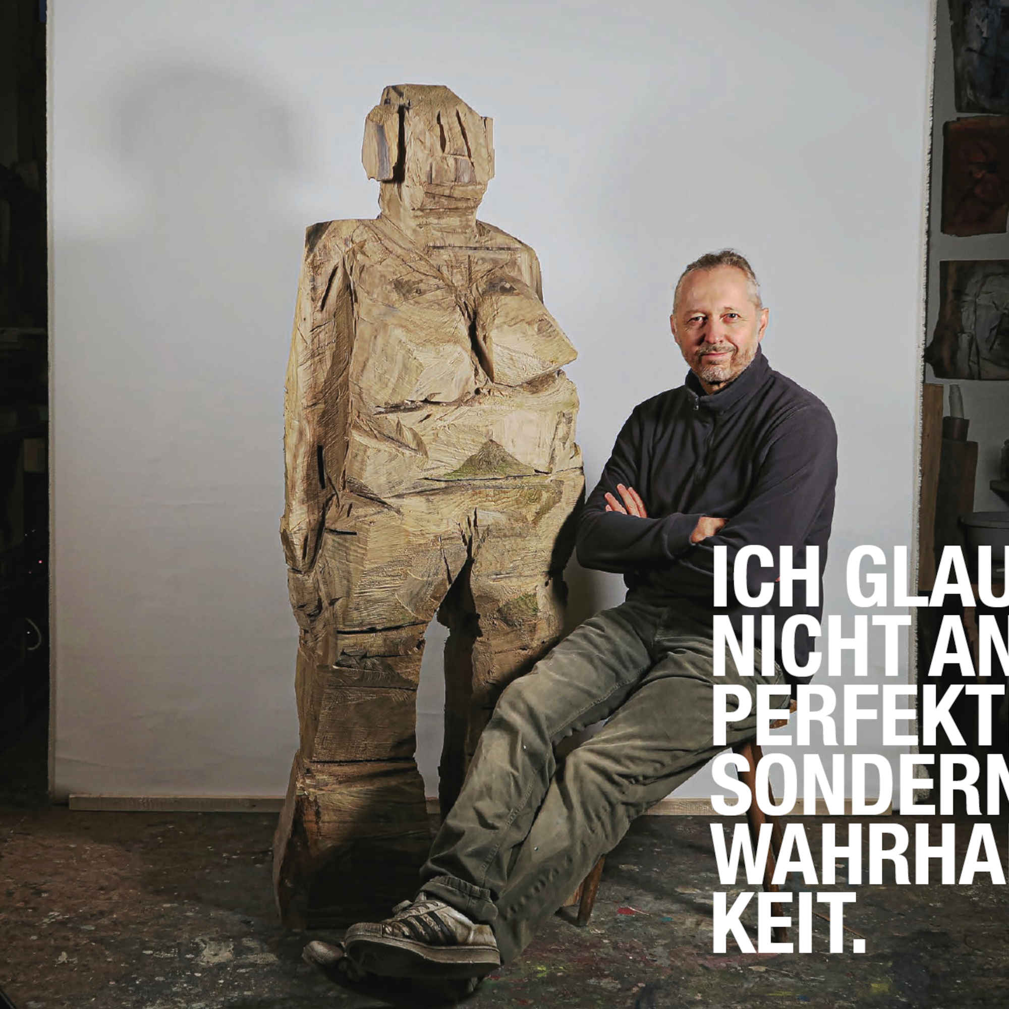 Katalog 'WOOD IT BE YOU' Bildhauer Klaus Schwendner vor Holzskulptur