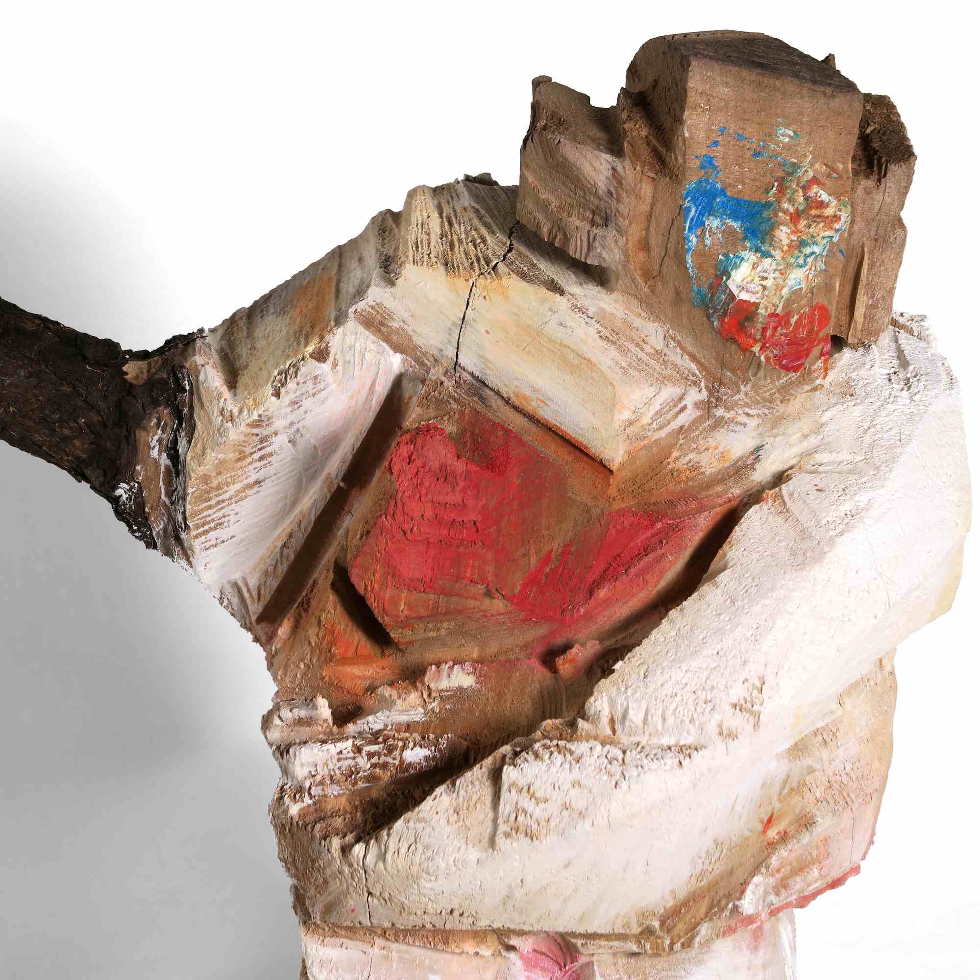 Nahaufnahme der nackten Brust der Holzfigur 'Marianne', ein klares Statement für Selbstbestimmung und weibliche Kraft. Die groben Spuren der Kettensäge sind sichtbar.