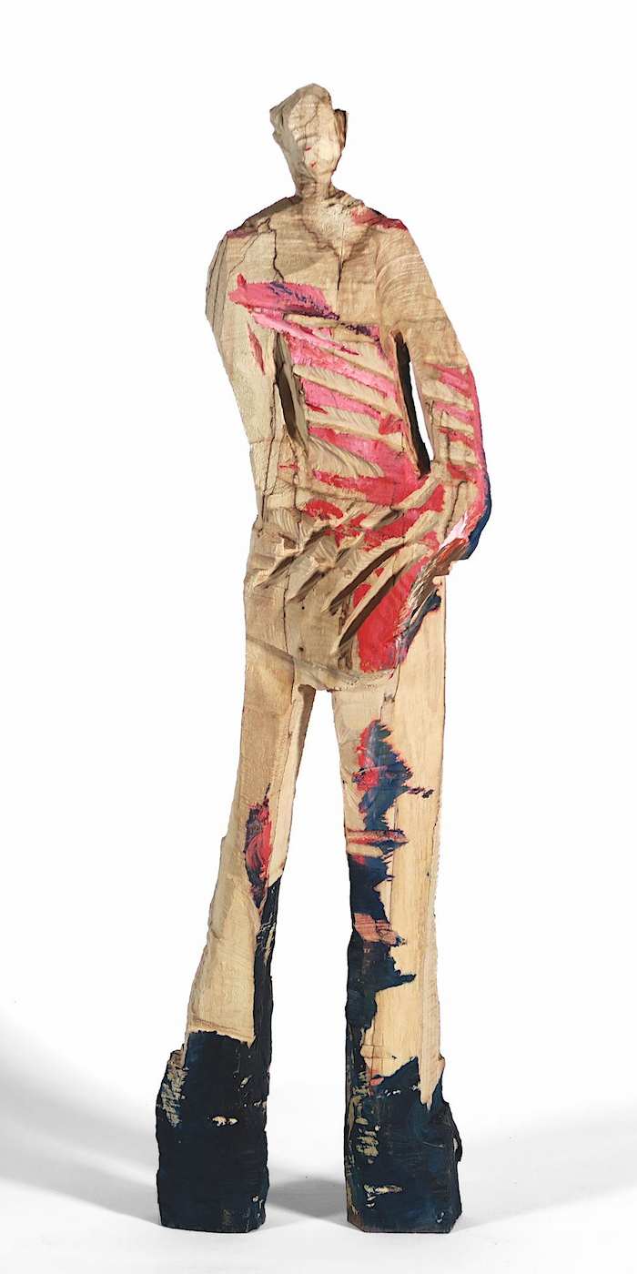 geschlechterneutrale kleine Holzskulptur mit dem Namen 'Lou' aus Ahorn mit der Kettensäge geschnitzt.