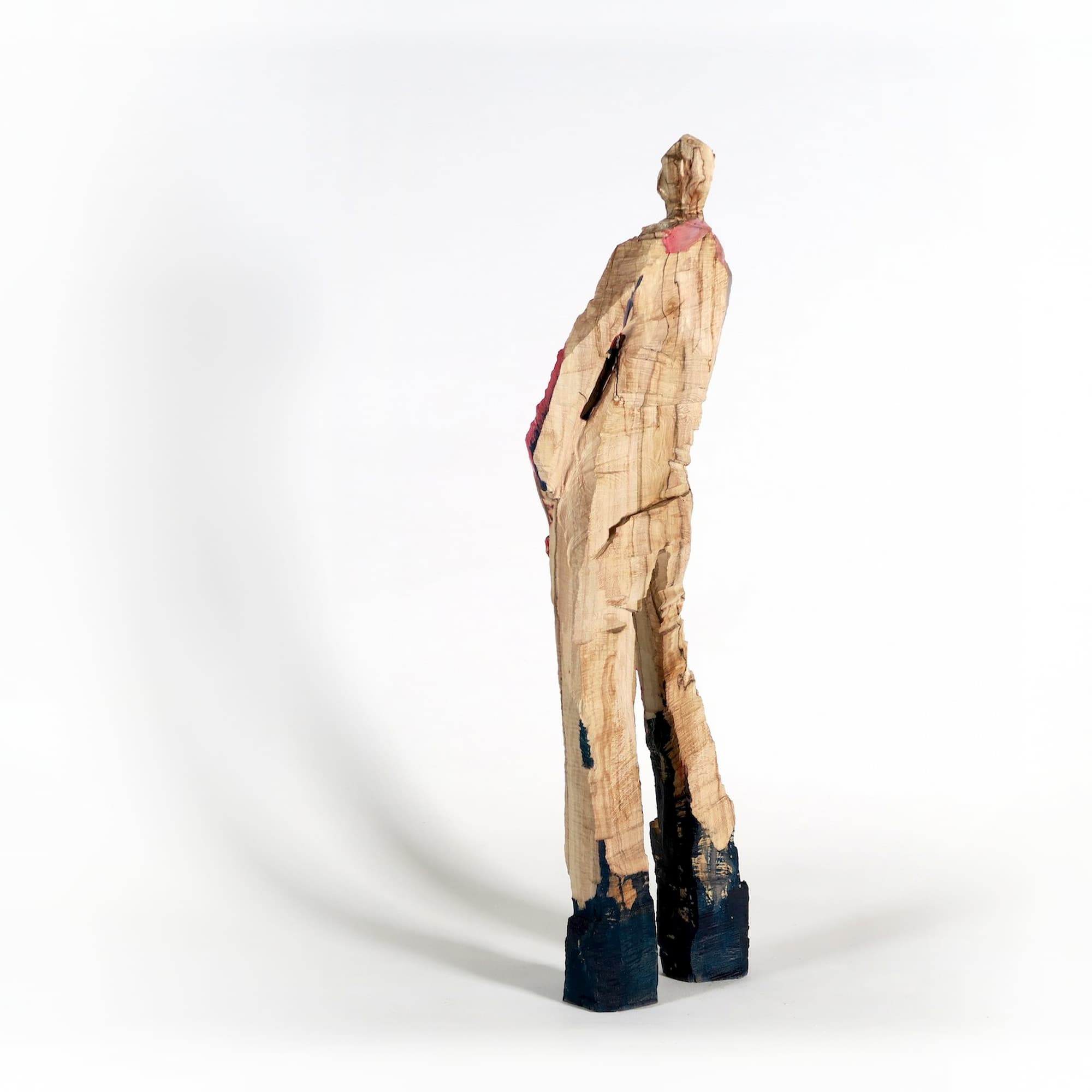 Ausdrucksstarke, kleine Holzskulptur 'Lou' in eindrucksvoller Haltung aus Ahorn mit der Kettensäge geschnitzt.